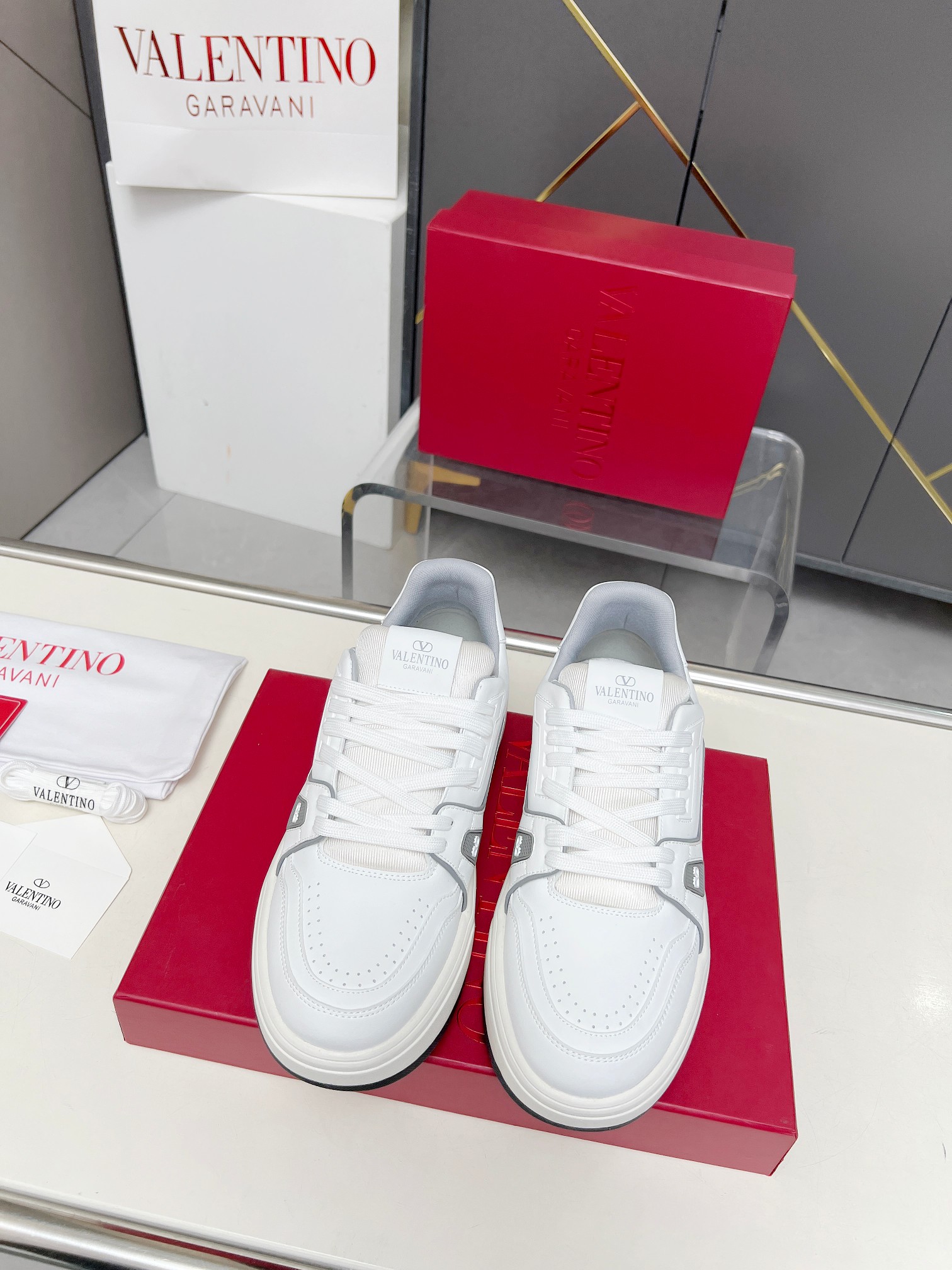 𝑽𝒂𝒍𝒆𝒏𝒕𝒊𝒏𝒐华伦天奴  𝑶𝒏𝒆𝑺𝒕𝒖𝒅 情侣款运动鞋系列

Valentino 2025最新款情侣运动鞋 明星同款 火爆发售. 原版ZP入购拆解. 反复打版调改. 力要1:1原版还原！顶级奢华力作  柔软舒适  时尚休闲结合一体  带来卓越优雅的质感 与极佳的上脚舒适感 
顶级代购版本鞋面：进口小牛皮面/原版油边工艺 
内里：水染牛皮内里
大底：原版开发𝐓𝐏𝐔双色组合大底 
包装：原版配置全套包装
码数：34-44