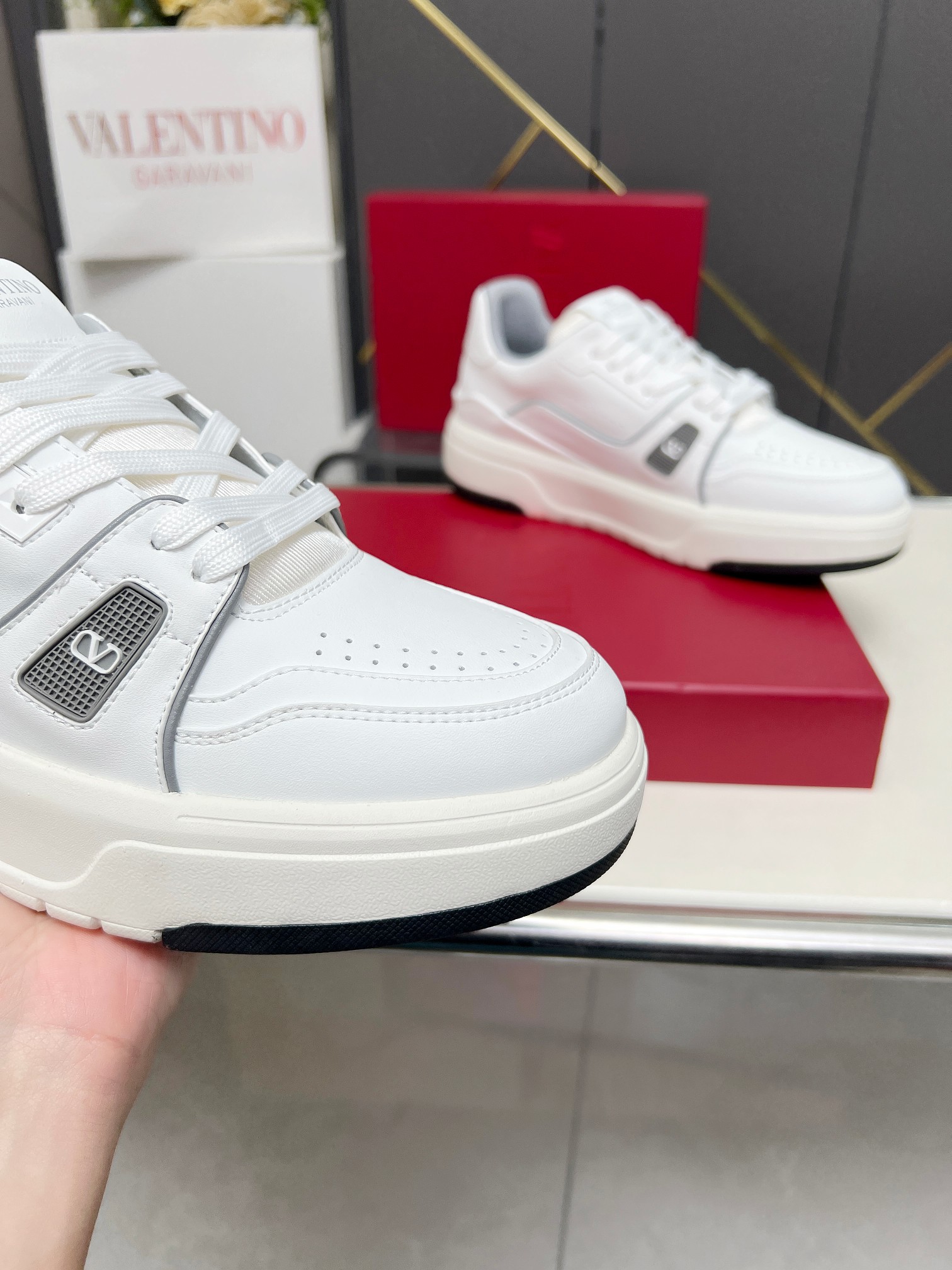𝑽𝒂𝒍𝒆𝒏𝒕𝒊𝒏𝒐华伦天奴  𝑶𝒏𝒆𝑺𝒕𝒖𝒅 情侣款运动鞋系列

Valentino 2025最新款情侣运动鞋 明星同款 火爆发售. 原版ZP入购拆解. 反复打版调改. 力要1:1原版还原！顶级奢华力作  柔软舒适  时尚休闲结合一体  带来卓越优雅的质感 与极佳的上脚舒适感 
顶级代购版本鞋面：进口小牛皮面/原版油边工艺 
内里：水染牛皮内里
大底：原版开发𝐓𝐏𝐔双色组合大底 
包装：原版配置全套包装
码数：34-44