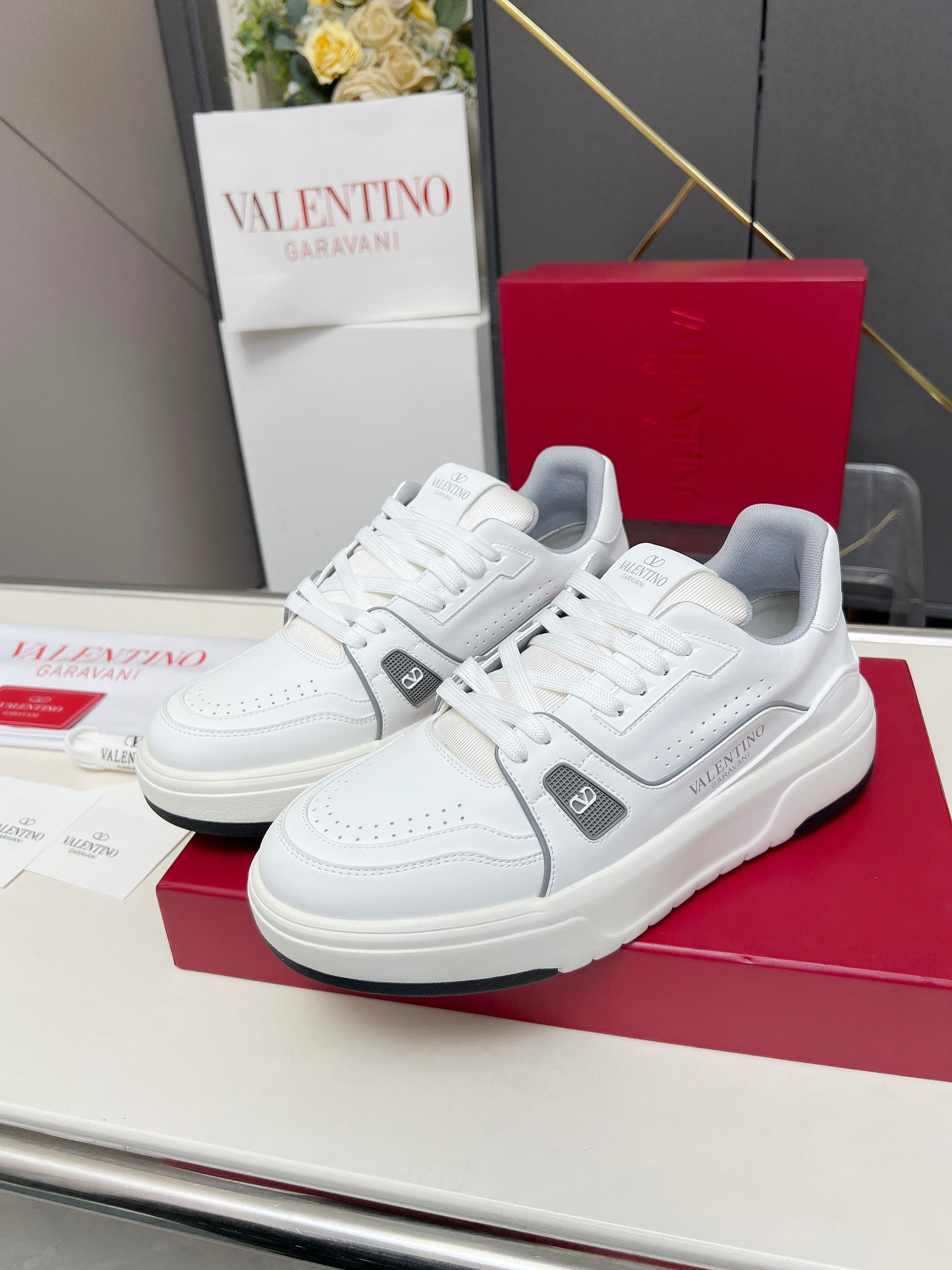 𝑽𝒂𝒍𝒆𝒏𝒕𝒊𝒏𝒐华伦天奴  𝑶𝒏𝒆𝑺𝒕𝒖𝒅 情侣款运动鞋系列

Valentino 2025最新款情侣运动鞋 明星同款 火爆发售. 原版ZP入购拆解. 反复打版调改. 力要1:1原版还原！顶级奢华力作  柔软舒适  时尚休闲结合一体  带来卓越优雅的质感 与极佳的上脚舒适感 
顶级代购版本鞋面：进口小牛皮面/原版油边工艺 
内里：水染牛皮内里
大底：原版开发𝐓𝐏𝐔双色组合大底 
包装：原版配置全套包装
码数：34-44