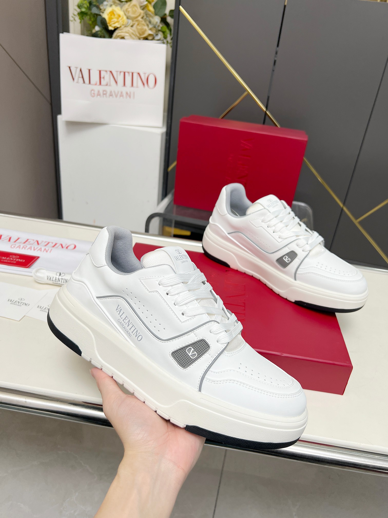 𝑽𝒂𝒍𝒆𝒏𝒕𝒊𝒏𝒐华伦天奴  𝑶𝒏𝒆𝑺𝒕𝒖𝒅 情侣款运动鞋系列

Valentino 2025最新款情侣运动鞋 明星同款 火爆发售. 原版ZP入购拆解. 反复打版调改. 力要1:1原版还原！顶级奢华力作  柔软舒适  时尚休闲结合一体  带来卓越优雅的质感 与极佳的上脚舒适感 
顶级代购版本鞋面：进口小牛皮面/原版油边工艺 
内里：水染牛皮内里
大底：原版开发𝐓𝐏𝐔双色组合大底 
包装：原版配置全套包装
码数：34-44