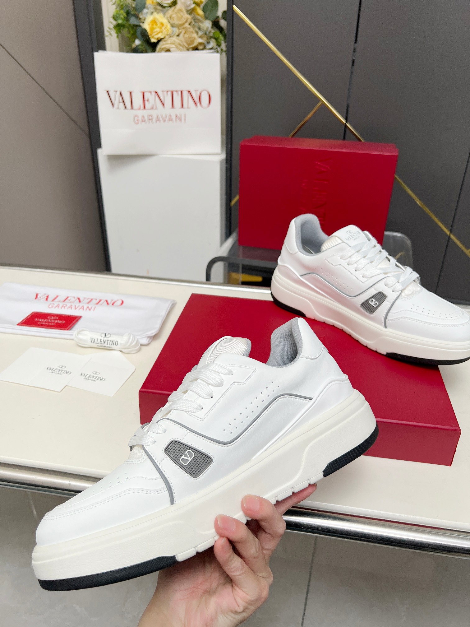 𝑽𝒂𝒍𝒆𝒏𝒕𝒊𝒏𝒐华伦天奴  𝑶𝒏𝒆𝑺𝒕𝒖𝒅 情侣款运动鞋系列

Valentino 2025最新款情侣运动鞋 明星同款 火爆发售. 原版ZP入购拆解. 反复打版调改. 力要1:1原版还原！顶级奢华力作  柔软舒适  时尚休闲结合一体  带来卓越优雅的质感 与极佳的上脚舒适感 
顶级代购版本鞋面：进口小牛皮面/原版油边工艺 
内里：水染牛皮内里
大底：原版开发𝐓𝐏𝐔双色组合大底 
包装：原版配置全套包装
码数：34-44
