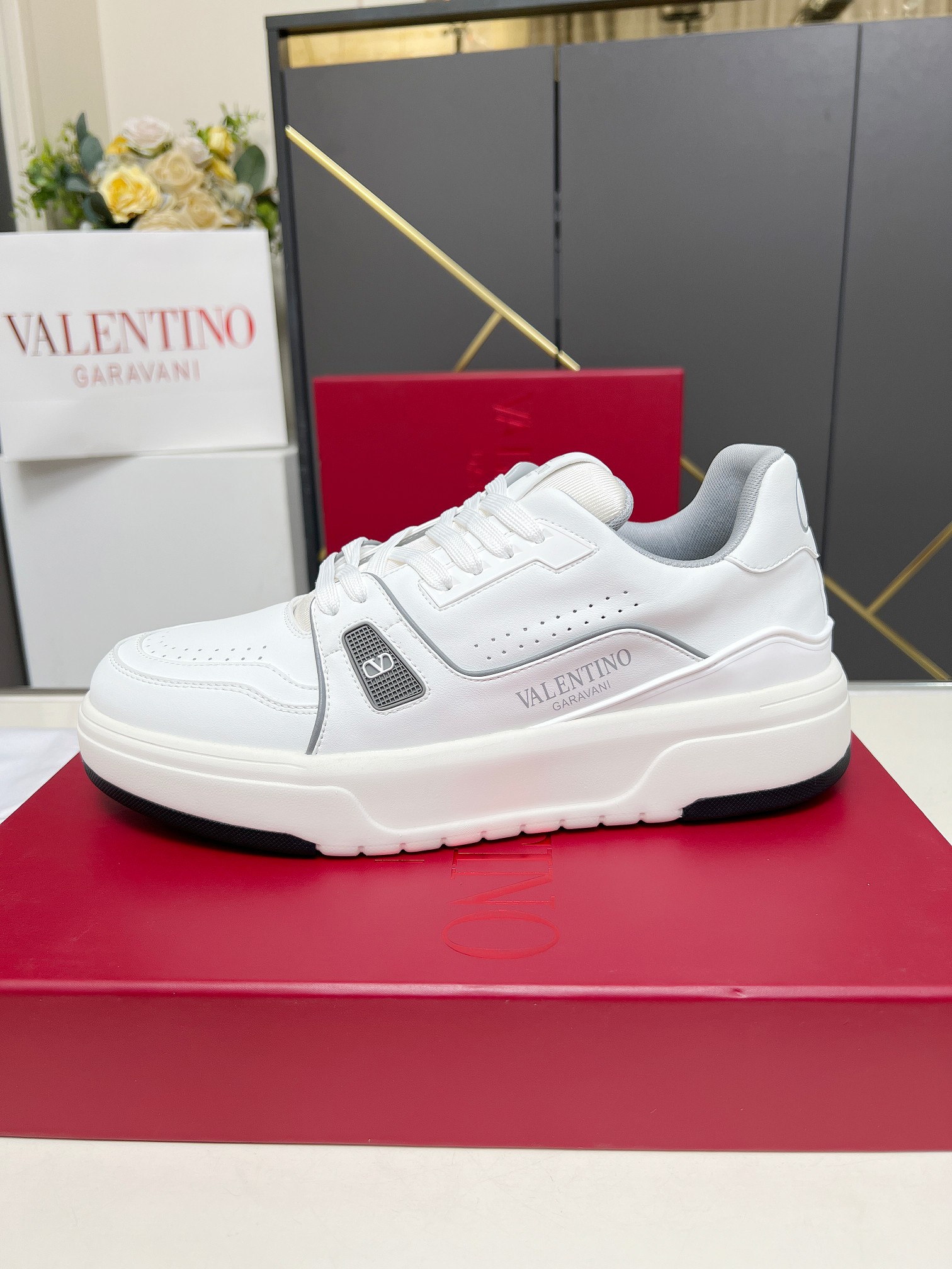𝑽𝒂𝒍𝒆𝒏𝒕𝒊𝒏𝒐华伦天奴  𝑶𝒏𝒆𝑺𝒕𝒖𝒅 情侣款运动鞋系列

Valentino 2025最新款情侣运动鞋 明星同款 火爆发售. 原版ZP入购拆解. 反复打版调改. 力要1:1原版还原！顶级奢华力作  柔软舒适  时尚休闲结合一体  带来卓越优雅的质感 与极佳的上脚舒适感 
顶级代购版本鞋面：进口小牛皮面/原版油边工艺 
内里：水染牛皮内里
大底：原版开发𝐓𝐏𝐔双色组合大底 
包装：原版配置全套包装
码数：34-44