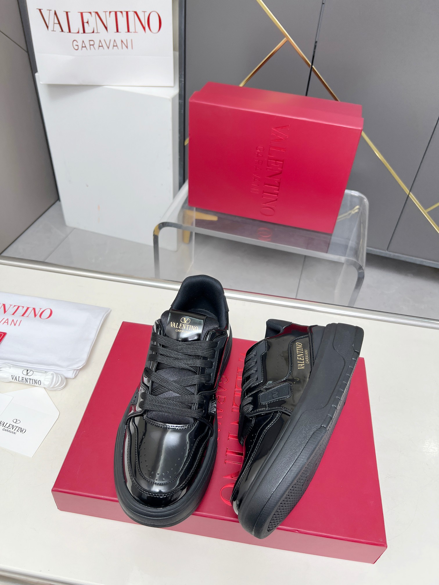 𝑽𝒂𝒍𝒆𝒏𝒕𝒊𝒏𝒐华伦天奴  𝑶𝒏𝒆𝑺𝒕𝒖𝒅 情侣款运动鞋系列

Valentino 2025最新款情侣运动鞋 明星同款 火爆发售. 原版ZP入购拆解. 反复打版调改. 力要1:1原版还原！顶级奢华力作  柔软舒适  时尚休闲结合一体  带来卓越优雅的质感 与极佳的上脚舒适感 
顶级代购版本鞋面：进口小牛皮面/原版油边工艺 
内里：水染牛皮内里
大底：原版开发𝐓𝐏𝐔双色组合大底 
包装：原版配置全套包装
码数：34-44