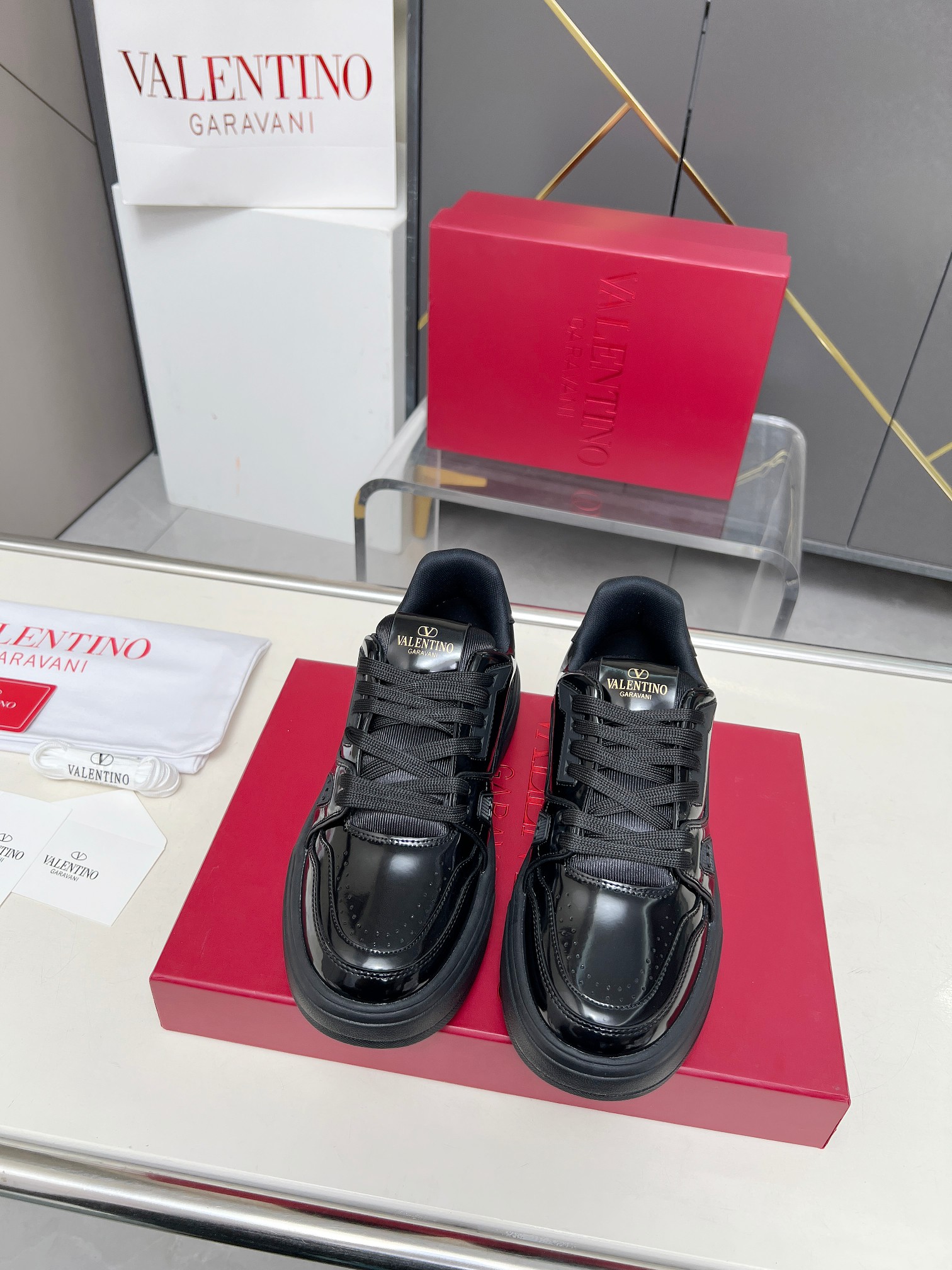 𝑽𝒂𝒍𝒆𝒏𝒕𝒊𝒏𝒐华伦天奴  𝑶𝒏𝒆𝑺𝒕𝒖𝒅 情侣款运动鞋系列

Valentino 2025最新款情侣运动鞋 明星同款 火爆发售. 原版ZP入购拆解. 反复打版调改. 力要1:1原版还原！顶级奢华力作  柔软舒适  时尚休闲结合一体  带来卓越优雅的质感 与极佳的上脚舒适感 
顶级代购版本鞋面：进口小牛皮面/原版油边工艺 
内里：水染牛皮内里
大底：原版开发𝐓𝐏𝐔双色组合大底 
包装：原版配置全套包装
码数：34-44