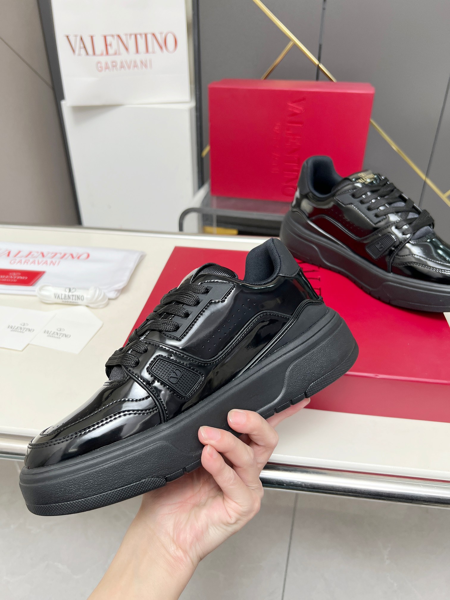 𝑽𝒂𝒍𝒆𝒏𝒕𝒊𝒏𝒐华伦天奴  𝑶𝒏𝒆𝑺𝒕𝒖𝒅 情侣款运动鞋系列

Valentino 2025最新款情侣运动鞋 明星同款 火爆发售. 原版ZP入购拆解. 反复打版调改. 力要1:1原版还原！顶级奢华力作  柔软舒适  时尚休闲结合一体  带来卓越优雅的质感 与极佳的上脚舒适感 
顶级代购版本鞋面：进口小牛皮面/原版油边工艺 
内里：水染牛皮内里
大底：原版开发𝐓𝐏𝐔双色组合大底 
包装：原版配置全套包装
码数：34-44