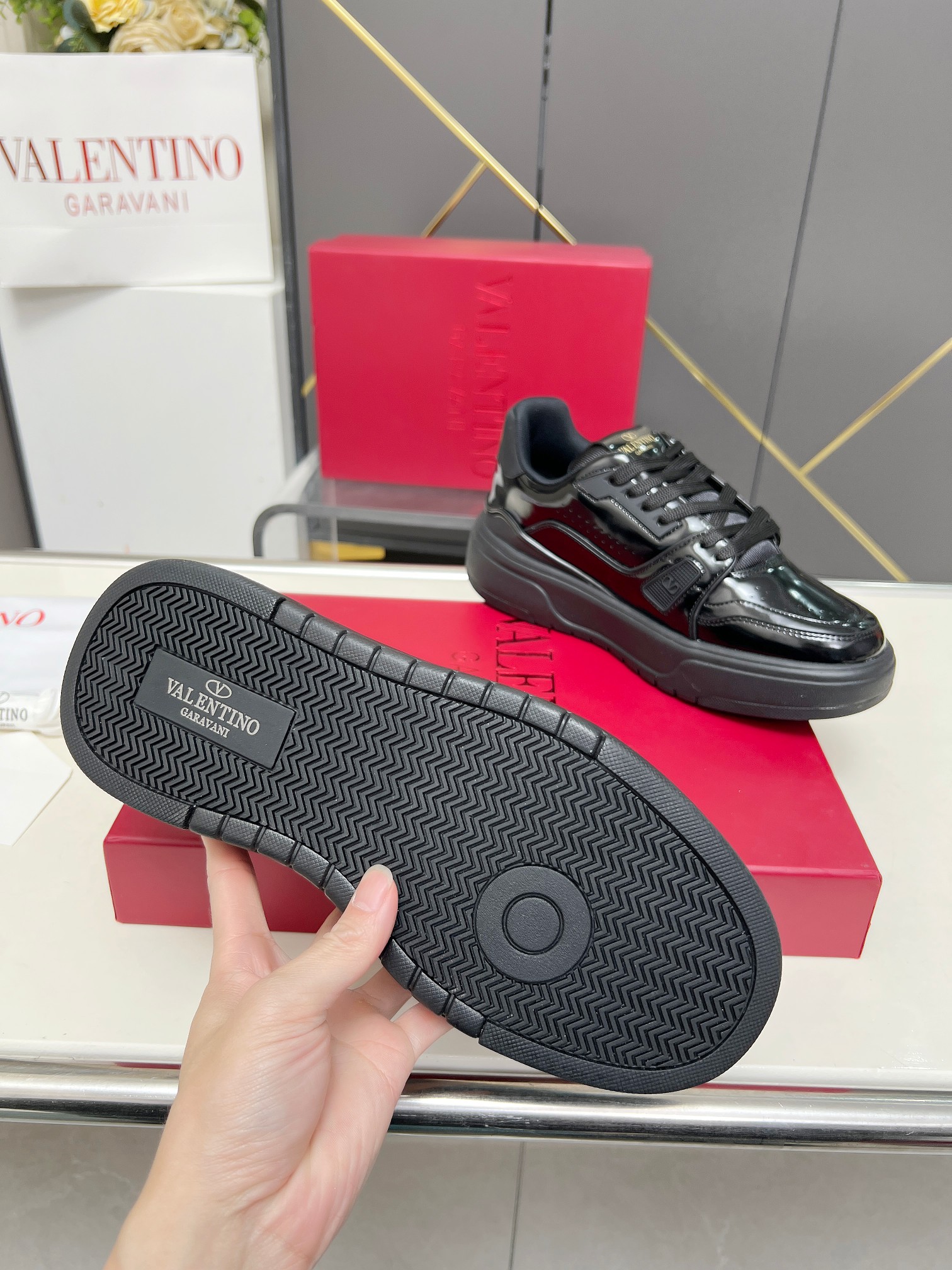 𝑽𝒂𝒍𝒆𝒏𝒕𝒊𝒏𝒐华伦天奴  𝑶𝒏𝒆𝑺𝒕𝒖𝒅 情侣款运动鞋系列

Valentino 2025最新款情侣运动鞋 明星同款 火爆发售. 原版ZP入购拆解. 反复打版调改. 力要1:1原版还原！顶级奢华力作  柔软舒适  时尚休闲结合一体  带来卓越优雅的质感 与极佳的上脚舒适感 
顶级代购版本鞋面：进口小牛皮面/原版油边工艺 
内里：水染牛皮内里
大底：原版开发𝐓𝐏𝐔双色组合大底 
包装：原版配置全套包装
码数：34-44