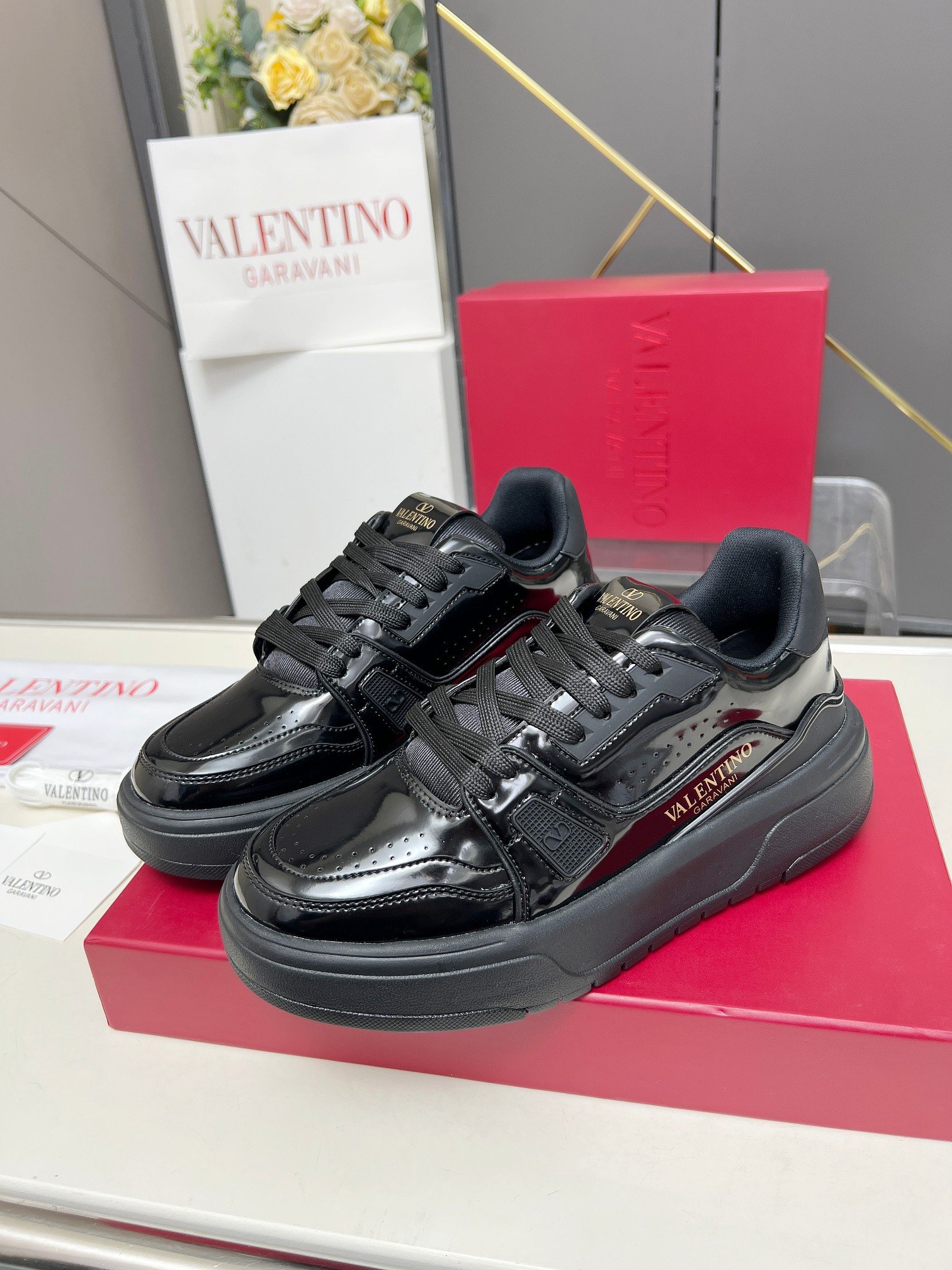 𝑽𝒂𝒍𝒆𝒏𝒕𝒊𝒏𝒐华伦天奴  𝑶𝒏𝒆𝑺𝒕𝒖𝒅 情侣款运动鞋系列

Valentino 2025最新款情侣运动鞋 明星同款 火爆发售. 原版ZP入购拆解. 反复打版调改. 力要1:1原版还原！顶级奢华力作  柔软舒适  时尚休闲结合一体  带来卓越优雅的质感 与极佳的上脚舒适感 
顶级代购版本鞋面：进口小牛皮面/原版油边工艺 
内里：水染牛皮内里
大底：原版开发𝐓𝐏𝐔双色组合大底 
包装：原版配置全套包装
码数：34-44