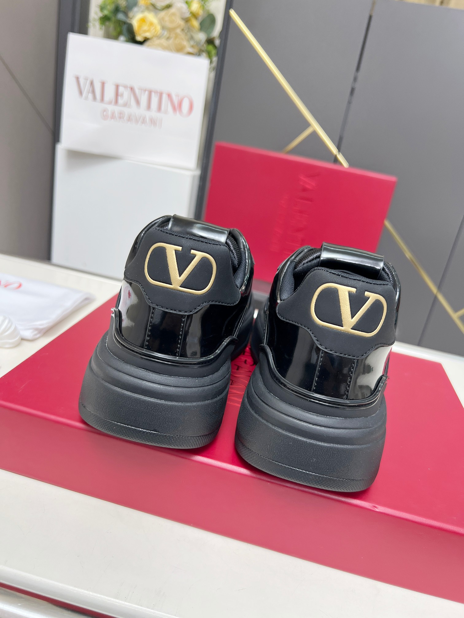 𝑽𝒂𝒍𝒆𝒏𝒕𝒊𝒏𝒐华伦天奴  𝑶𝒏𝒆𝑺𝒕𝒖𝒅 情侣款运动鞋系列

Valentino 2025最新款情侣运动鞋 明星同款 火爆发售. 原版ZP入购拆解. 反复打版调改. 力要1:1原版还原！顶级奢华力作  柔软舒适  时尚休闲结合一体  带来卓越优雅的质感 与极佳的上脚舒适感 
顶级代购版本鞋面：进口小牛皮面/原版油边工艺 
内里：水染牛皮内里
大底：原版开发𝐓𝐏𝐔双色组合大底 
包装：原版配置全套包装
码数：34-44