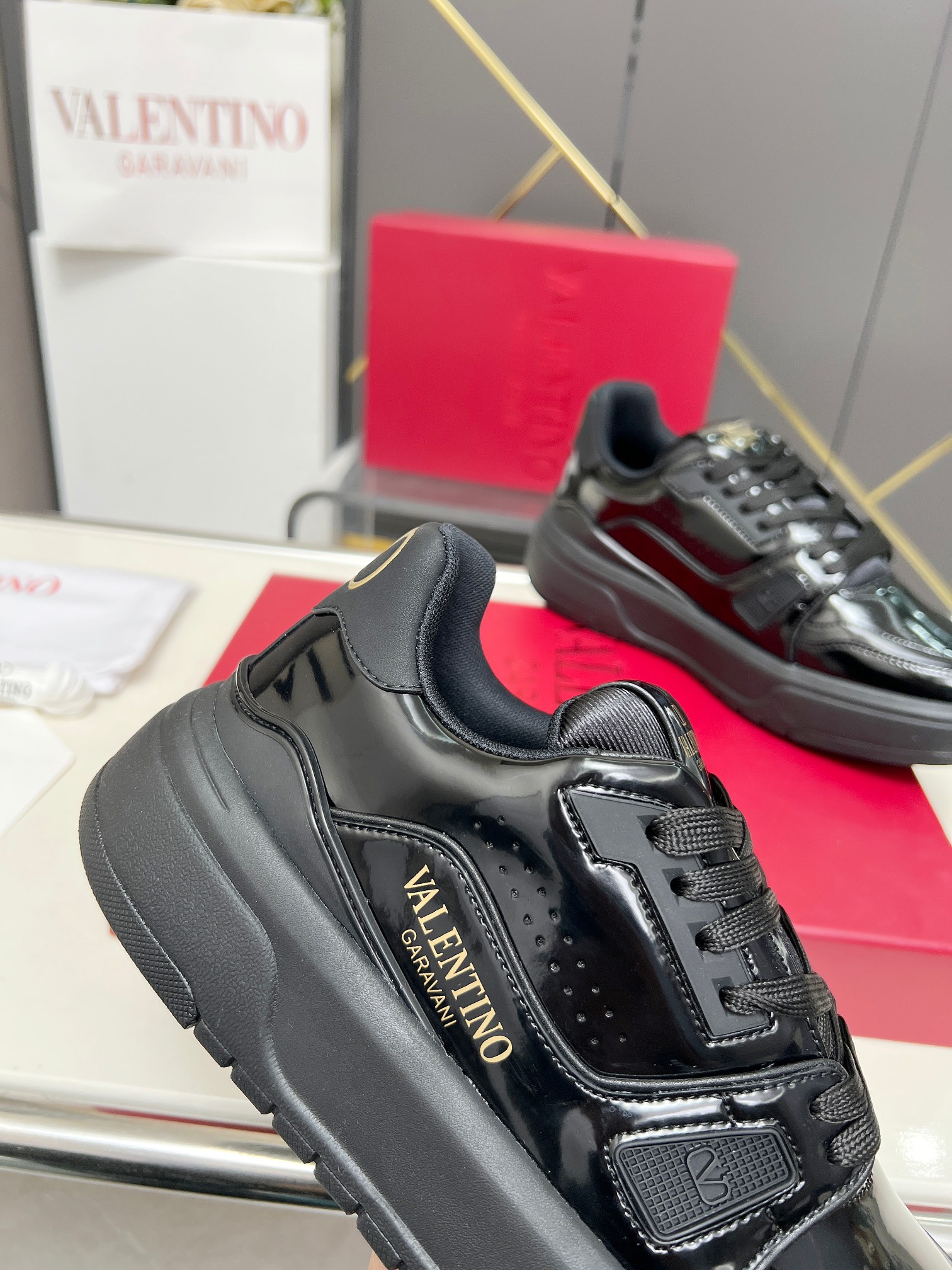 𝑽𝒂𝒍𝒆𝒏𝒕𝒊𝒏𝒐华伦天奴  𝑶𝒏𝒆𝑺𝒕𝒖𝒅 情侣款运动鞋系列

Valentino 2025最新款情侣运动鞋 明星同款 火爆发售. 原版ZP入购拆解. 反复打版调改. 力要1:1原版还原！顶级奢华力作  柔软舒适  时尚休闲结合一体  带来卓越优雅的质感 与极佳的上脚舒适感 
顶级代购版本鞋面：进口小牛皮面/原版油边工艺 
内里：水染牛皮内里
大底：原版开发𝐓𝐏𝐔双色组合大底 
包装：原版配置全套包装
码数：34-44