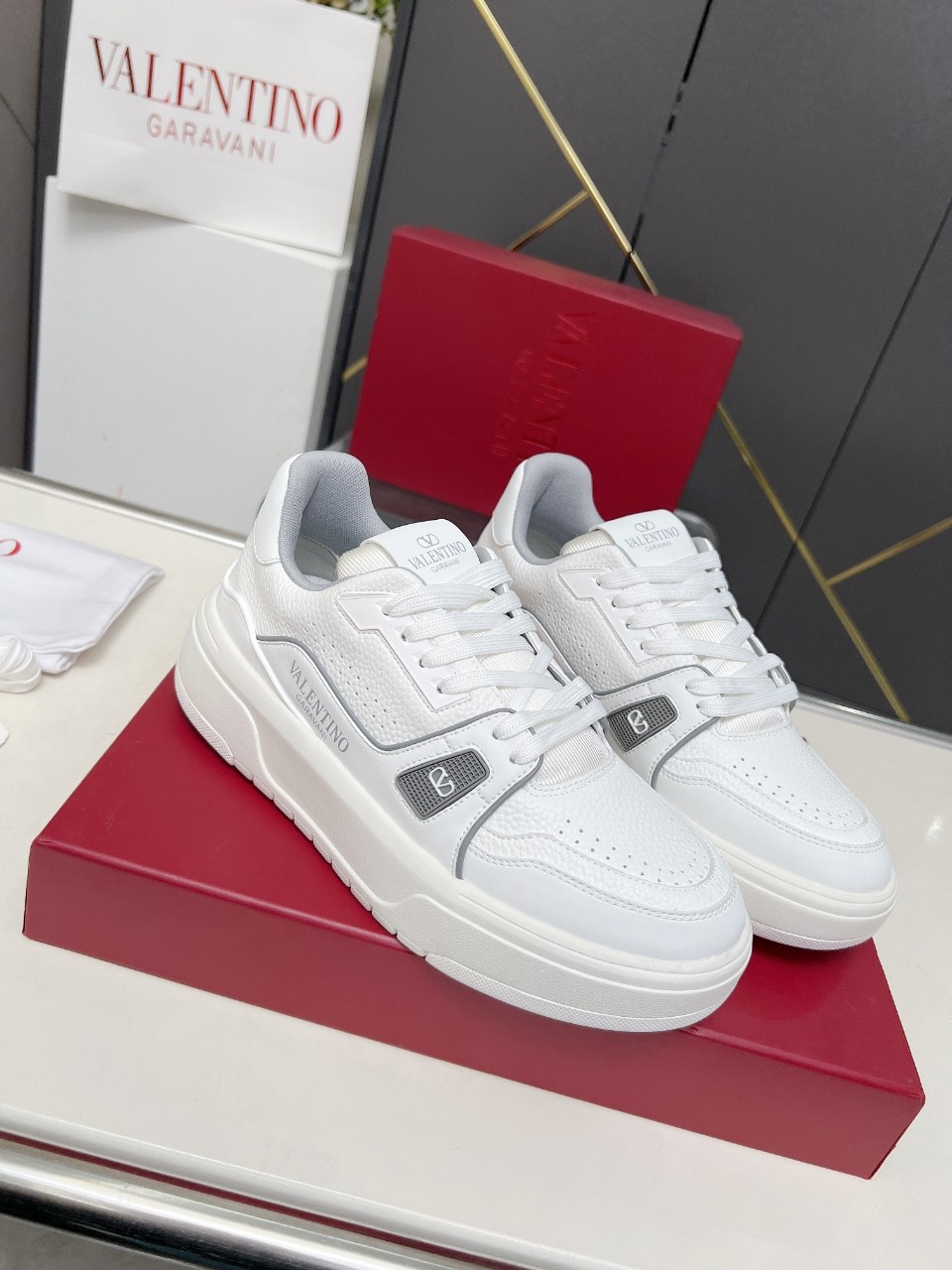 𝑽𝒂𝒍𝒆𝒏𝒕𝒊𝒏𝒐华伦天奴  𝑶𝒏𝒆𝑺𝒕𝒖𝒅 情侣款运动鞋系列

Valentino 2025最新款情侣运动鞋 明星同款 火爆发售. 原版ZP入购拆解. 反复打版调改. 力要1:1原版还原！顶级奢华力作  柔软舒适  时尚休闲结合一体  带来卓越优雅的质感 与极佳的上脚舒适感 
顶级代购版本鞋面：进口小牛皮面/原版油边工艺 
内里：水染牛皮内里
大底：原版开发𝐓𝐏𝐔双色组合大底 
包装：原版配置全套包装
码数：34-44