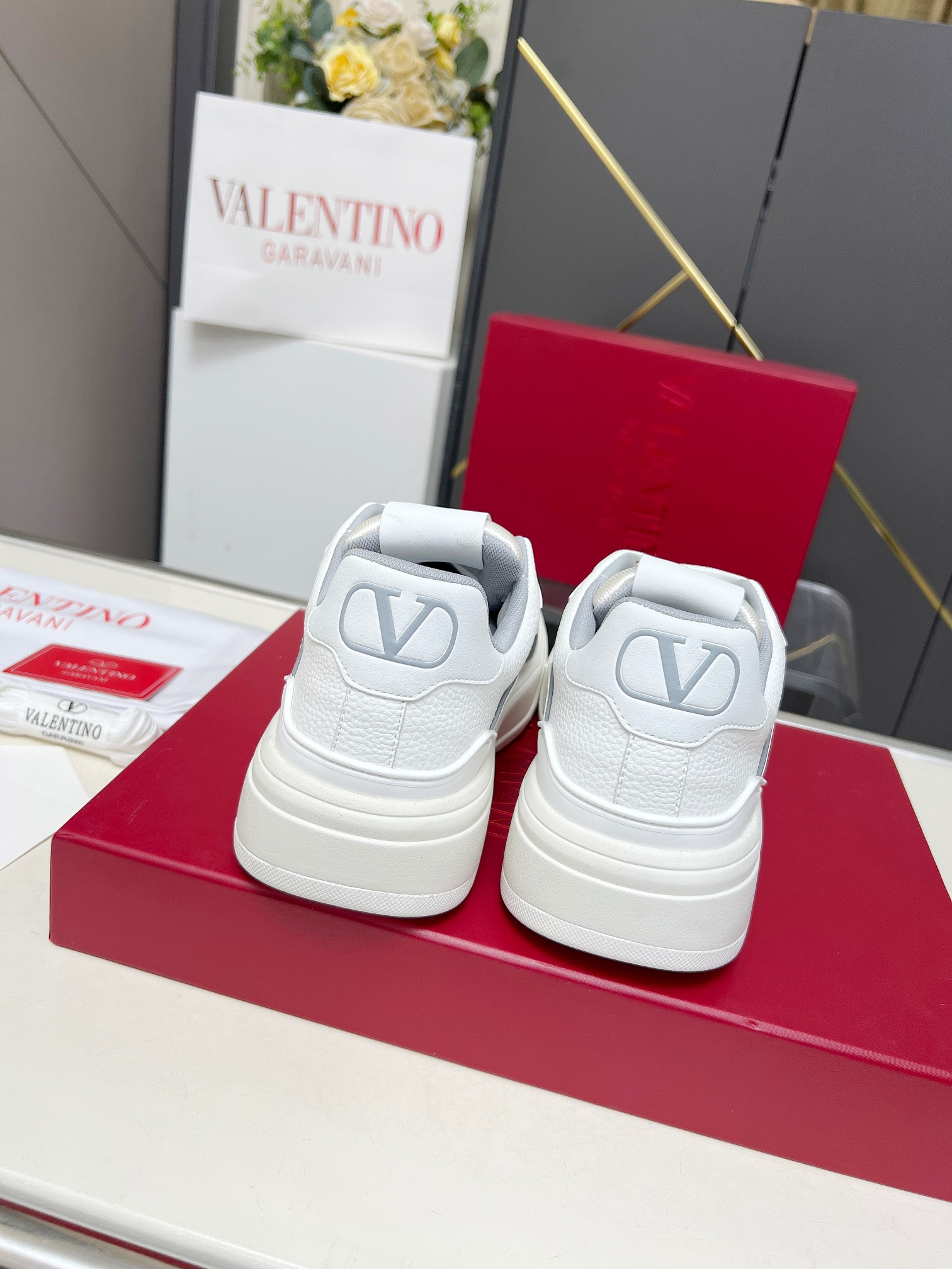𝑽𝒂𝒍𝒆𝒏𝒕𝒊𝒏𝒐华伦天奴  𝑶𝒏𝒆𝑺𝒕𝒖𝒅 情侣款运动鞋系列

Valentino 2025最新款情侣运动鞋 明星同款 火爆发售. 原版ZP入购拆解. 反复打版调改. 力要1:1原版还原！顶级奢华力作  柔软舒适  时尚休闲结合一体  带来卓越优雅的质感 与极佳的上脚舒适感 
顶级代购版本鞋面：进口小牛皮面/原版油边工艺 
内里：水染牛皮内里
大底：原版开发𝐓𝐏𝐔双色组合大底 
包装：原版配置全套包装
码数：34-44