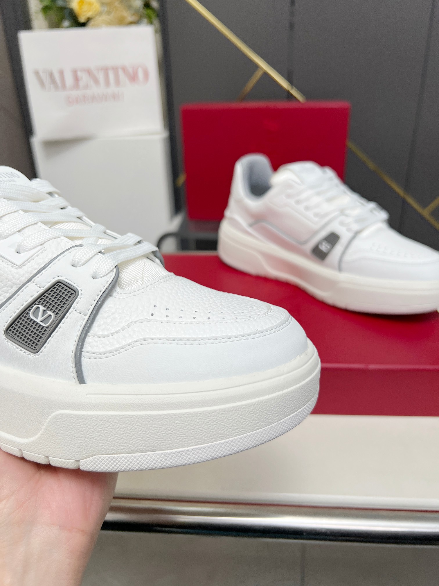 𝑽𝒂𝒍𝒆𝒏𝒕𝒊𝒏𝒐华伦天奴  𝑶𝒏𝒆𝑺𝒕𝒖𝒅 情侣款运动鞋系列

Valentino 2025最新款情侣运动鞋 明星同款 火爆发售. 原版ZP入购拆解. 反复打版调改. 力要1:1原版还原！顶级奢华力作  柔软舒适  时尚休闲结合一体  带来卓越优雅的质感 与极佳的上脚舒适感 
顶级代购版本鞋面：进口小牛皮面/原版油边工艺 
内里：水染牛皮内里
大底：原版开发𝐓𝐏𝐔双色组合大底 
包装：原版配置全套包装
码数：34-44