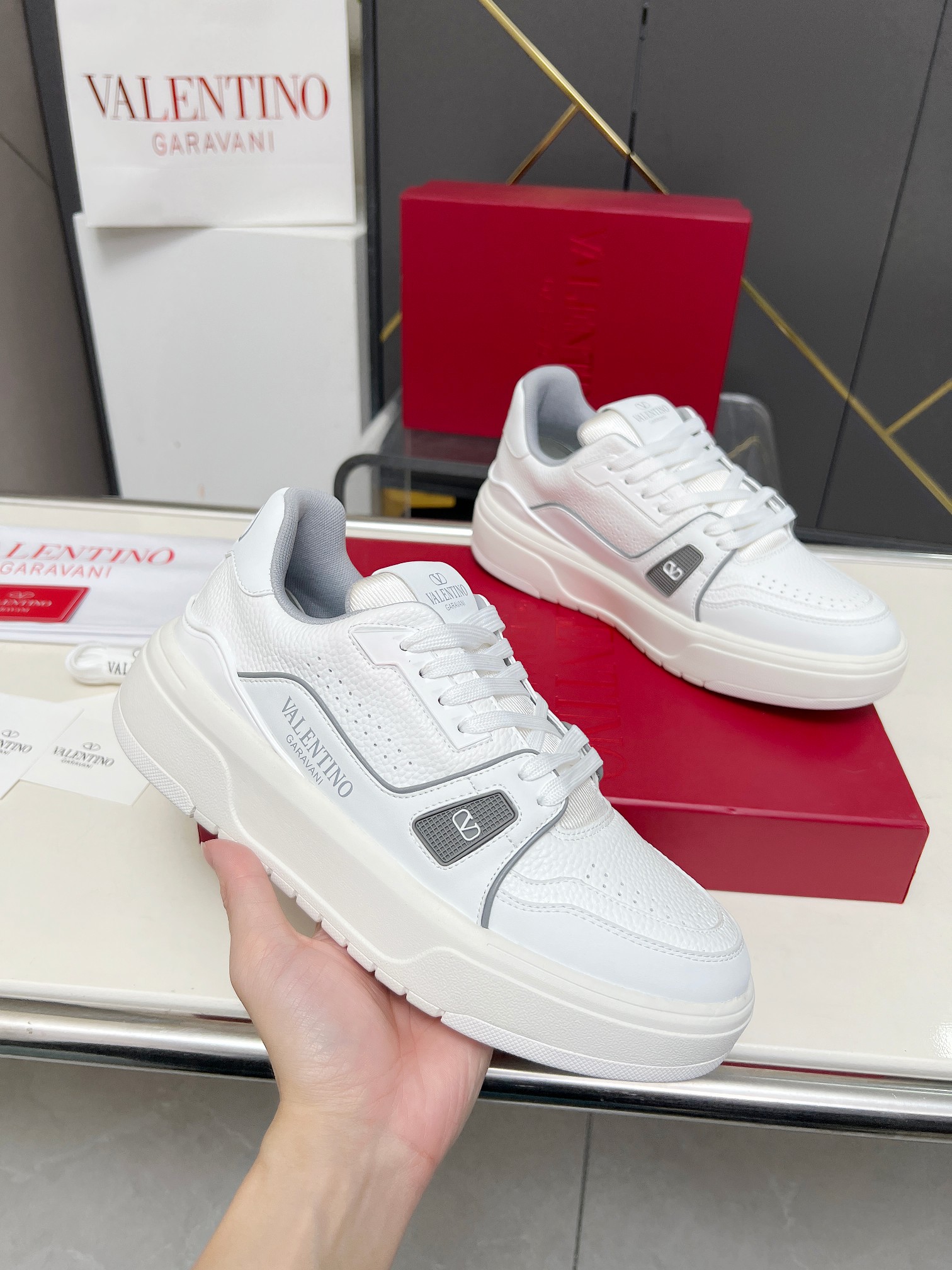 𝑽𝒂𝒍𝒆𝒏𝒕𝒊𝒏𝒐华伦天奴  𝑶𝒏𝒆𝑺𝒕𝒖𝒅 情侣款运动鞋系列

Valentino 2025最新款情侣运动鞋 明星同款 火爆发售. 原版ZP入购拆解. 反复打版调改. 力要1:1原版还原！顶级奢华力作  柔软舒适  时尚休闲结合一体  带来卓越优雅的质感 与极佳的上脚舒适感 
顶级代购版本鞋面：进口小牛皮面/原版油边工艺 
内里：水染牛皮内里
大底：原版开发𝐓𝐏𝐔双色组合大底 
包装：原版配置全套包装
码数：34-44