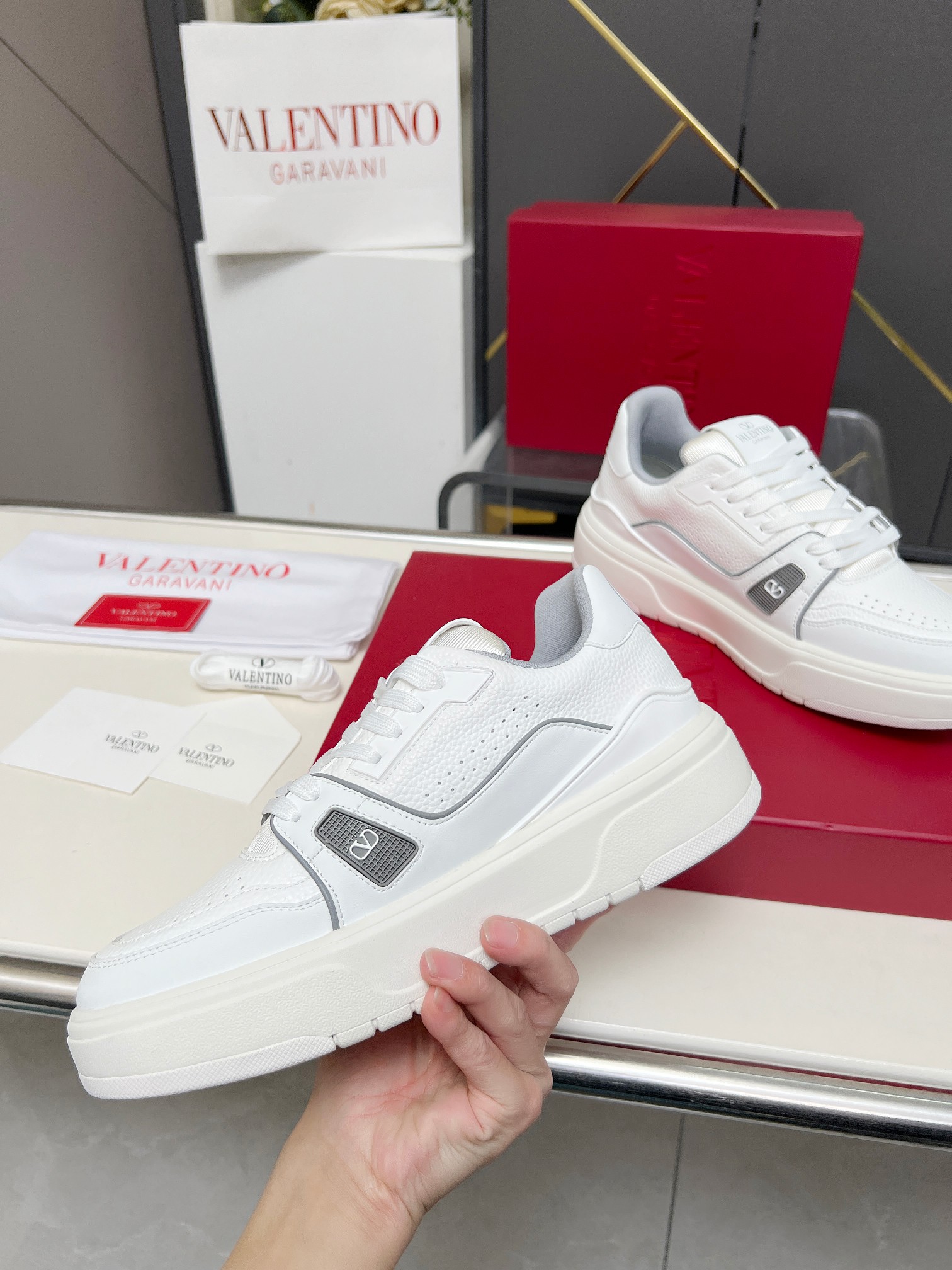 𝑽𝒂𝒍𝒆𝒏𝒕𝒊𝒏𝒐华伦天奴  𝑶𝒏𝒆𝑺𝒕𝒖𝒅 情侣款运动鞋系列

Valentino 2025最新款情侣运动鞋 明星同款 火爆发售. 原版ZP入购拆解. 反复打版调改. 力要1:1原版还原！顶级奢华力作  柔软舒适  时尚休闲结合一体  带来卓越优雅的质感 与极佳的上脚舒适感 
顶级代购版本鞋面：进口小牛皮面/原版油边工艺 
内里：水染牛皮内里
大底：原版开发𝐓𝐏𝐔双色组合大底 
包装：原版配置全套包装
码数：34-44