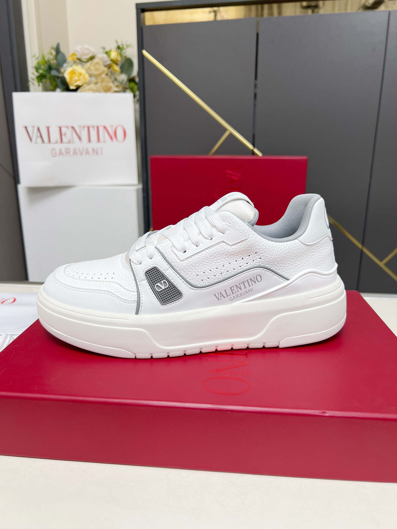 𝑽𝒂𝒍𝒆𝒏𝒕𝒊𝒏𝒐华伦天奴  𝑶𝒏𝒆𝑺𝒕𝒖𝒅 情侣款运动鞋系列

Valentino 2025最新款情侣运动鞋 明星同款 火爆发售. 原版ZP入购拆解. 反复打版调改. 力要1:1原版还原！顶级奢华力作  柔软舒适  时尚休闲结合一体  带来卓越优雅的质感 与极佳的上脚舒适感 
顶级代购版本鞋面：进口小牛皮面/原版油边工艺 
内里：水染牛皮内里
大底：原版开发𝐓𝐏𝐔双色组合大底 
包装：原版配置全套包装
码数：34-44