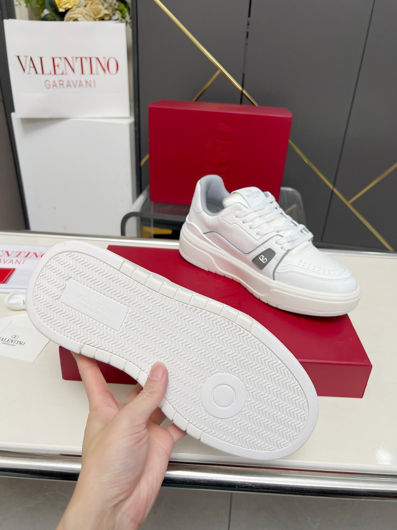 𝑽𝒂𝒍𝒆𝒏𝒕𝒊𝒏𝒐华伦天奴  𝑶𝒏𝒆𝑺𝒕𝒖𝒅 情侣款运动鞋系列

Valentino 2025最新款情侣运动鞋 明星同款 火爆发售. 原版ZP入购拆解. 反复打版调改. 力要1:1原版还原！顶级奢华力作  柔软舒适  时尚休闲结合一体  带来卓越优雅的质感 与极佳的上脚舒适感 
顶级代购版本鞋面：进口小牛皮面/原版油边工艺 
内里：水染牛皮内里
大底：原版开发𝐓𝐏𝐔双色组合大底 
包装：原版配置全套包装
码数：34-44