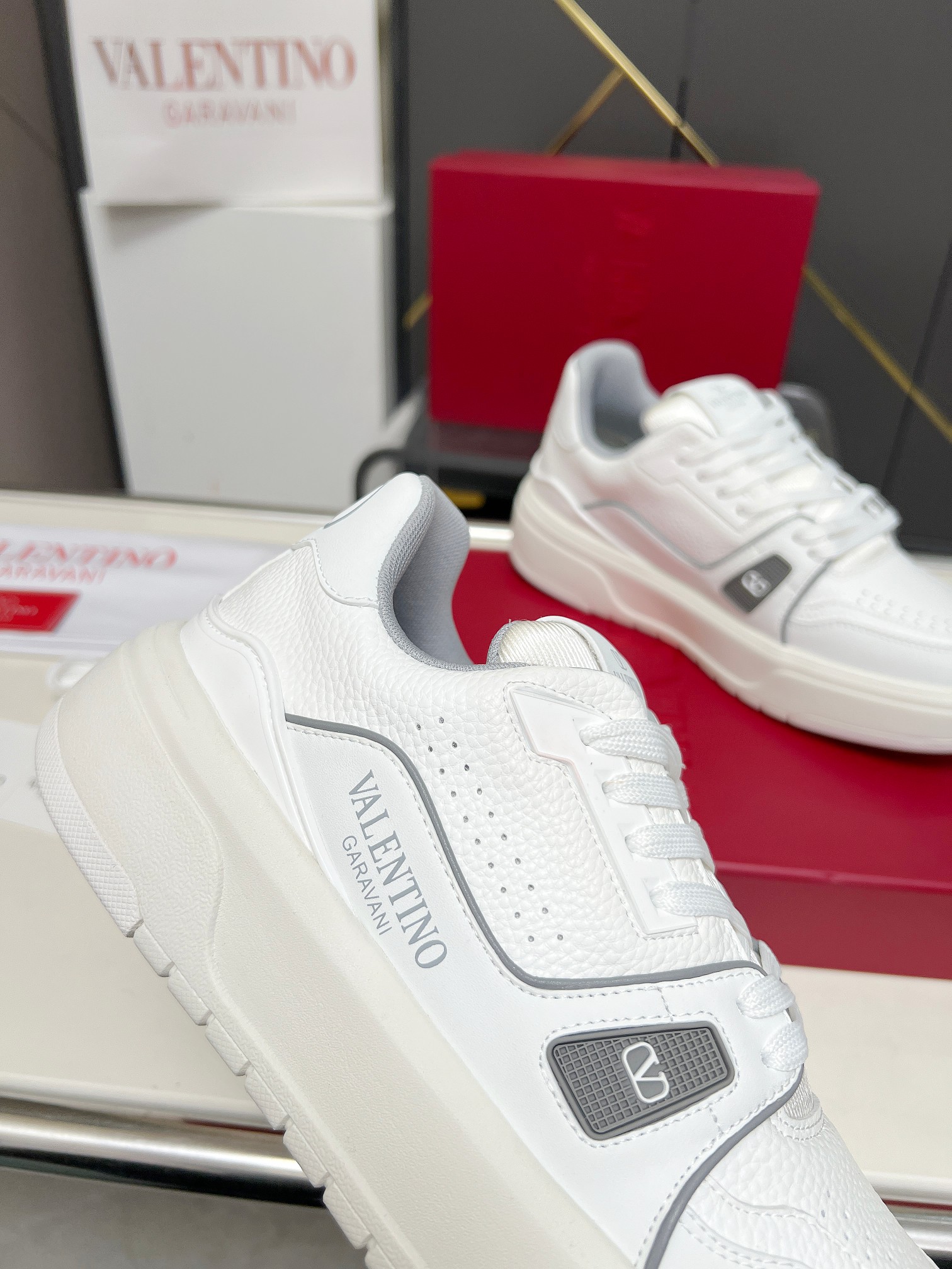 𝑽𝒂𝒍𝒆𝒏𝒕𝒊𝒏𝒐华伦天奴  𝑶𝒏𝒆𝑺𝒕𝒖𝒅 情侣款运动鞋系列

Valentino 2025最新款情侣运动鞋 明星同款 火爆发售. 原版ZP入购拆解. 反复打版调改. 力要1:1原版还原！顶级奢华力作  柔软舒适  时尚休闲结合一体  带来卓越优雅的质感 与极佳的上脚舒适感 
顶级代购版本鞋面：进口小牛皮面/原版油边工艺 
内里：水染牛皮内里
大底：原版开发𝐓𝐏𝐔双色组合大底 
包装：原版配置全套包装
码数：34-44