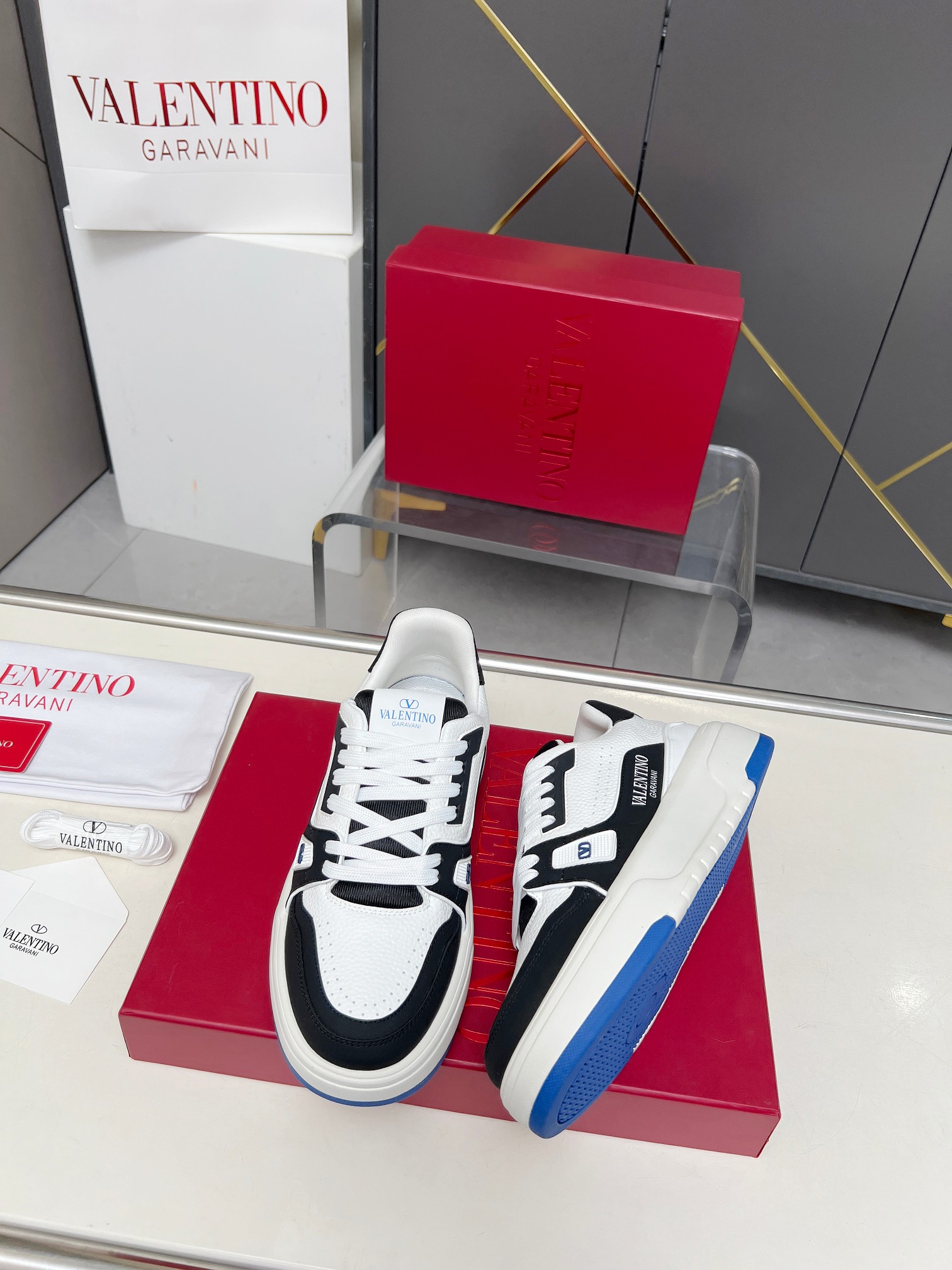 𝑽𝒂𝒍𝒆𝒏𝒕𝒊𝒏𝒐华伦天奴  𝑶𝒏𝒆𝑺𝒕𝒖𝒅 情侣款运动鞋系列

Valentino 2025最新款情侣运动鞋 明星同款 火爆发售. 原版ZP入购拆解. 反复打版调改. 力要1:1原版还原！顶级奢华力作  柔软舒适  时尚休闲结合一体  带来卓越优雅的质感 与极佳的上脚舒适感 
顶级代购版本鞋面：进口小牛皮面/原版油边工艺 
内里：水染牛皮内里
大底：原版开发𝐓𝐏𝐔双色组合大底 
包装：原版配置全套包装
码数：34-44