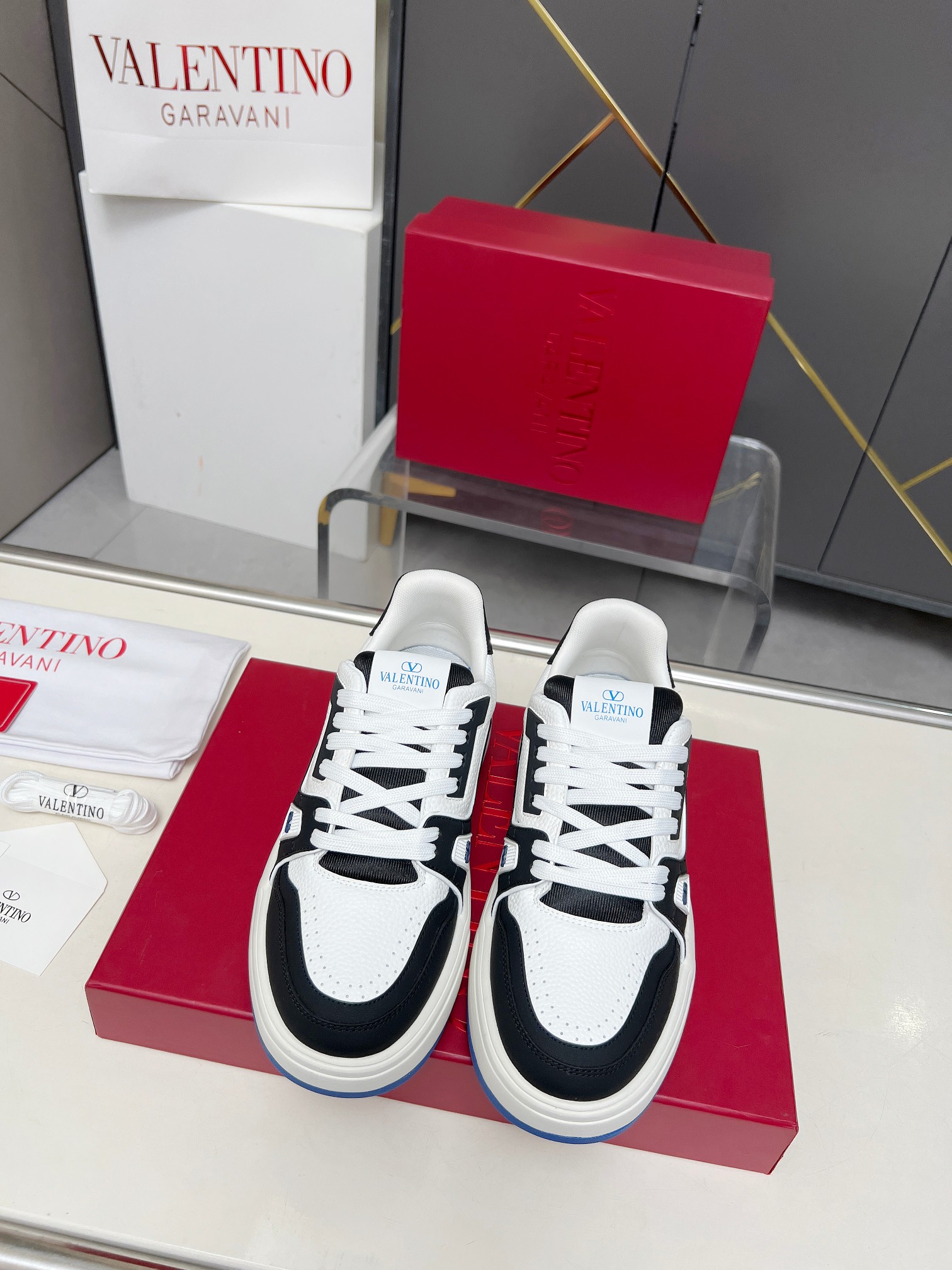 𝑽𝒂𝒍𝒆𝒏𝒕𝒊𝒏𝒐华伦天奴  𝑶𝒏𝒆𝑺𝒕𝒖𝒅 情侣款运动鞋系列

Valentino 2025最新款情侣运动鞋 明星同款 火爆发售. 原版ZP入购拆解. 反复打版调改. 力要1:1原版还原！顶级奢华力作  柔软舒适  时尚休闲结合一体  带来卓越优雅的质感 与极佳的上脚舒适感 
顶级代购版本鞋面：进口小牛皮面/原版油边工艺 
内里：水染牛皮内里
大底：原版开发𝐓𝐏𝐔双色组合大底 
包装：原版配置全套包装
码数：34-44