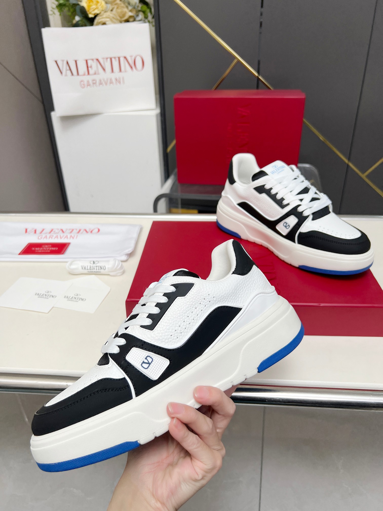 𝑽𝒂𝒍𝒆𝒏𝒕𝒊𝒏𝒐华伦天奴  𝑶𝒏𝒆𝑺𝒕𝒖𝒅 情侣款运动鞋系列

Valentino 2025最新款情侣运动鞋 明星同款 火爆发售. 原版ZP入购拆解. 反复打版调改. 力要1:1原版还原！顶级奢华力作  柔软舒适  时尚休闲结合一体  带来卓越优雅的质感 与极佳的上脚舒适感 
顶级代购版本鞋面：进口小牛皮面/原版油边工艺 
内里：水染牛皮内里
大底：原版开发𝐓𝐏𝐔双色组合大底 
包装：原版配置全套包装
码数：34-44