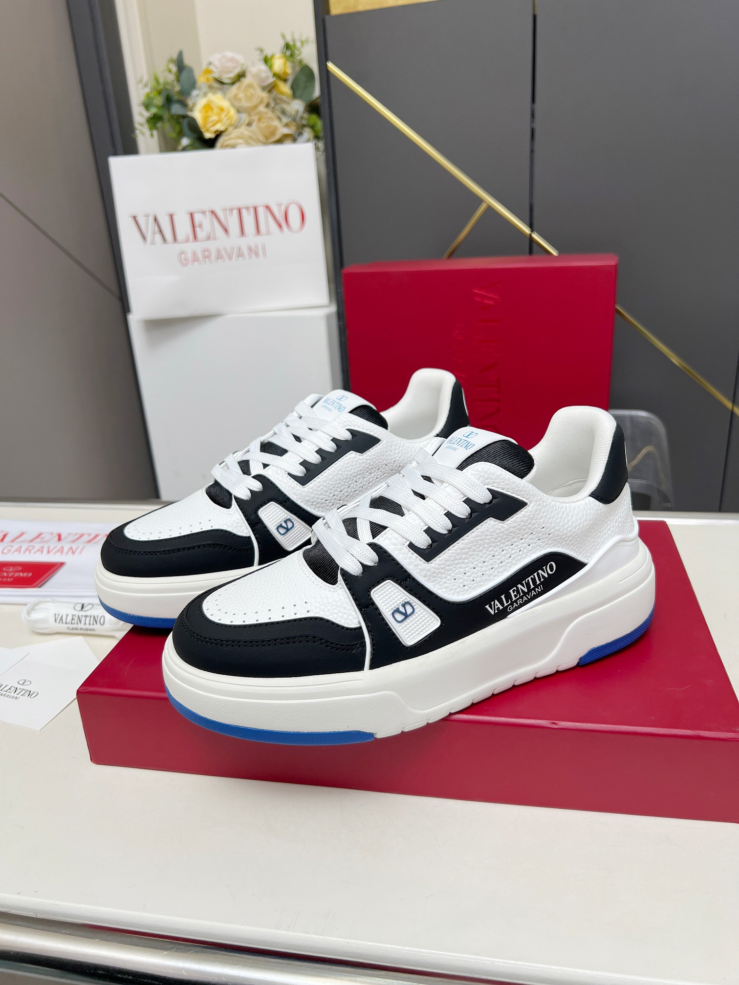 𝑽𝒂𝒍𝒆𝒏𝒕𝒊𝒏𝒐华伦天奴  𝑶𝒏𝒆𝑺𝒕𝒖𝒅 情侣款运动鞋系列

Valentino 2025最新款情侣运动鞋 明星同款 火爆发售. 原版ZP入购拆解. 反复打版调改. 力要1:1原版还原！顶级奢华力作  柔软舒适  时尚休闲结合一体  带来卓越优雅的质感 与极佳的上脚舒适感 
顶级代购版本鞋面：进口小牛皮面/原版油边工艺 
内里：水染牛皮内里
大底：原版开发𝐓𝐏𝐔双色组合大底 
包装：原版配置全套包装
码数：34-44