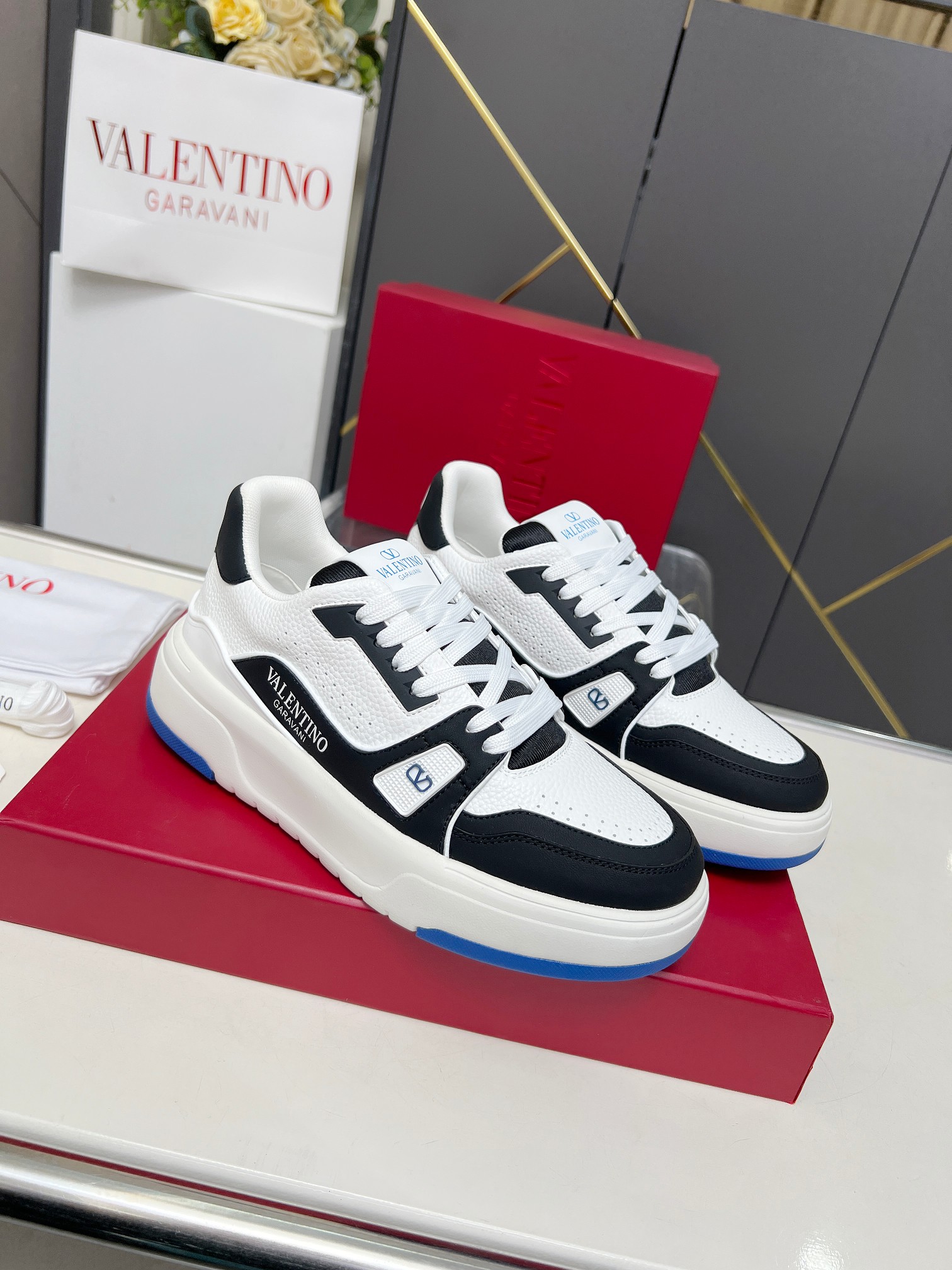 𝑽𝒂𝒍𝒆𝒏𝒕𝒊𝒏𝒐华伦天奴  𝑶𝒏𝒆𝑺𝒕𝒖𝒅 情侣款运动鞋系列

Valentino 2025最新款情侣运动鞋 明星同款 火爆发售. 原版ZP入购拆解. 反复打版调改. 力要1:1原版还原！顶级奢华力作  柔软舒适  时尚休闲结合一体  带来卓越优雅的质感 与极佳的上脚舒适感 
顶级代购版本鞋面：进口小牛皮面/原版油边工艺 
内里：水染牛皮内里
大底：原版开发𝐓𝐏𝐔双色组合大底 
包装：原版配置全套包装
码数：34-44