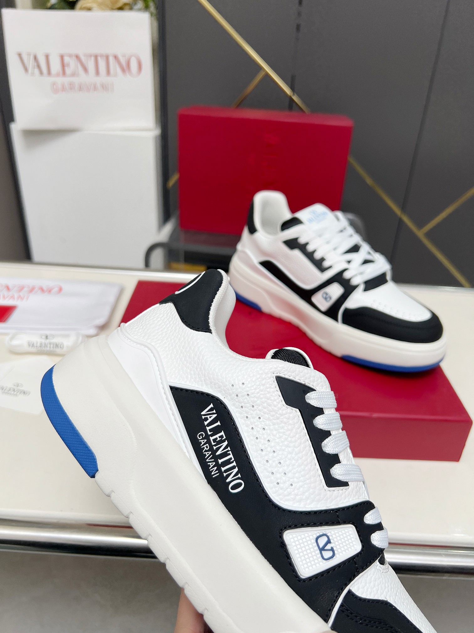 𝑽𝒂𝒍𝒆𝒏𝒕𝒊𝒏𝒐华伦天奴  𝑶𝒏𝒆𝑺𝒕𝒖𝒅 情侣款运动鞋系列

Valentino 2025最新款情侣运动鞋 明星同款 火爆发售. 原版ZP入购拆解. 反复打版调改. 力要1:1原版还原！顶级奢华力作  柔软舒适  时尚休闲结合一体  带来卓越优雅的质感 与极佳的上脚舒适感 
顶级代购版本鞋面：进口小牛皮面/原版油边工艺 
内里：水染牛皮内里
大底：原版开发𝐓𝐏𝐔双色组合大底 
包装：原版配置全套包装
码数：34-44