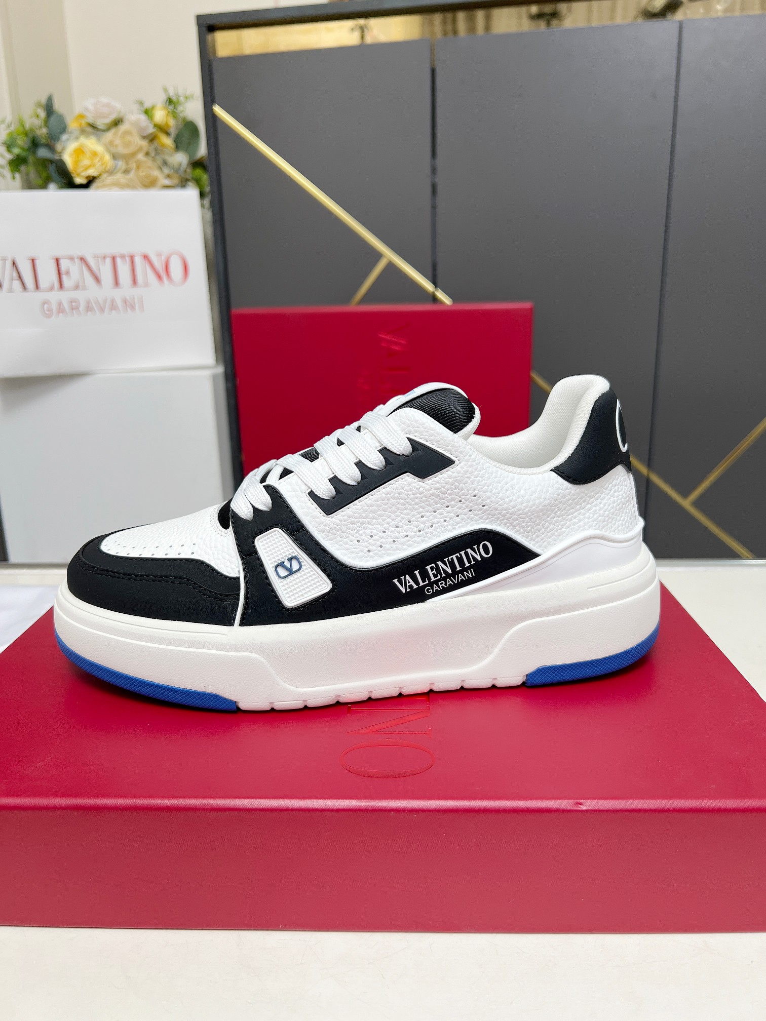 𝑽𝒂𝒍𝒆𝒏𝒕𝒊𝒏𝒐华伦天奴  𝑶𝒏𝒆𝑺𝒕𝒖𝒅 情侣款运动鞋系列

Valentino 2025最新款情侣运动鞋 明星同款 火爆发售. 原版ZP入购拆解. 反复打版调改. 力要1:1原版还原！顶级奢华力作  柔软舒适  时尚休闲结合一体  带来卓越优雅的质感 与极佳的上脚舒适感 
顶级代购版本鞋面：进口小牛皮面/原版油边工艺 
内里：水染牛皮内里
大底：原版开发𝐓𝐏𝐔双色组合大底 
包装：原版配置全套包装
码数：34-44