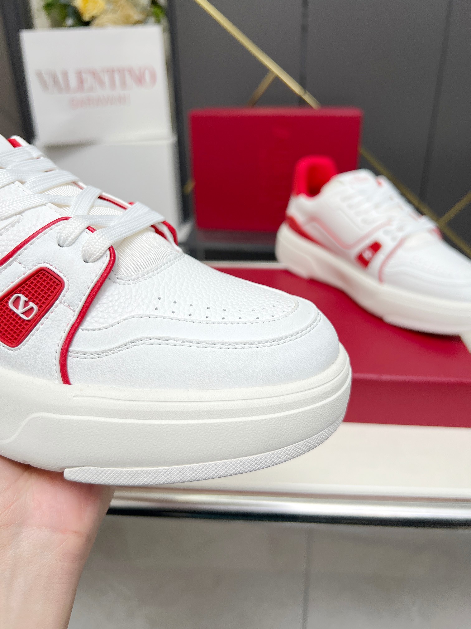 𝑽𝒂𝒍𝒆𝒏𝒕𝒊𝒏𝒐华伦天奴  𝑶𝒏𝒆𝑺𝒕𝒖𝒅 情侣款运动鞋系列

Valentino 2025最新款情侣运动鞋 明星同款 火爆发售. 原版ZP入购拆解. 反复打版调改. 力要1:1原版还原！顶级奢华力作  柔软舒适  时尚休闲结合一体  带来卓越优雅的质感 与极佳的上脚舒适感 
顶级代购版本鞋面：进口小牛皮面/原版油边工艺 
内里：水染牛皮内里
大底：原版开发𝐓𝐏𝐔双色组合大底 
包装：原版配置全套包装
码数：34-44