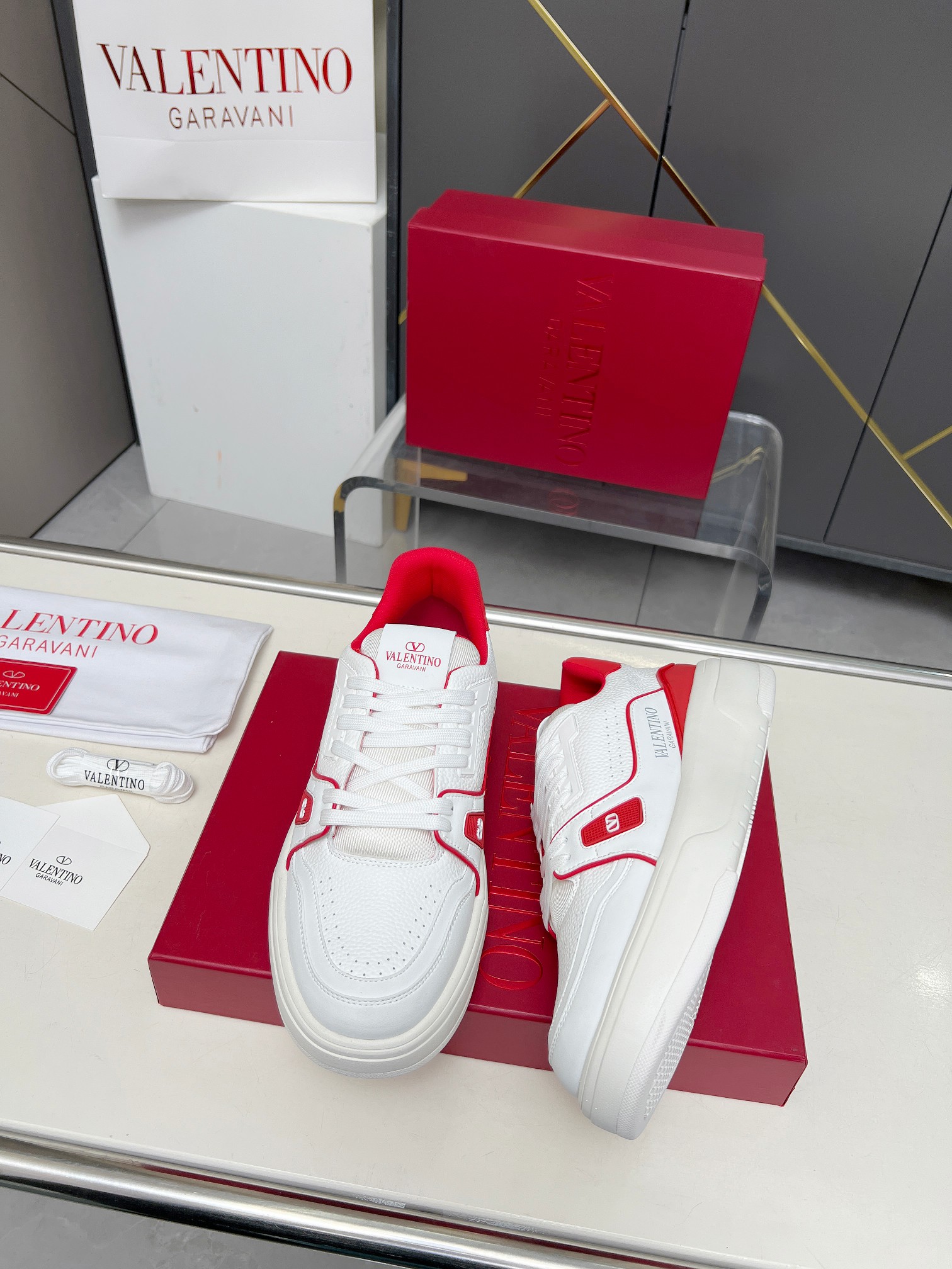 𝑽𝒂𝒍𝒆𝒏𝒕𝒊𝒏𝒐华伦天奴  𝑶𝒏𝒆𝑺𝒕𝒖𝒅 情侣款运动鞋系列

Valentino 2025最新款情侣运动鞋 明星同款 火爆发售. 原版ZP入购拆解. 反复打版调改. 力要1:1原版还原！顶级奢华力作  柔软舒适  时尚休闲结合一体  带来卓越优雅的质感 与极佳的上脚舒适感 
顶级代购版本鞋面：进口小牛皮面/原版油边工艺 
内里：水染牛皮内里
大底：原版开发𝐓𝐏𝐔双色组合大底 
包装：原版配置全套包装
码数：34-44