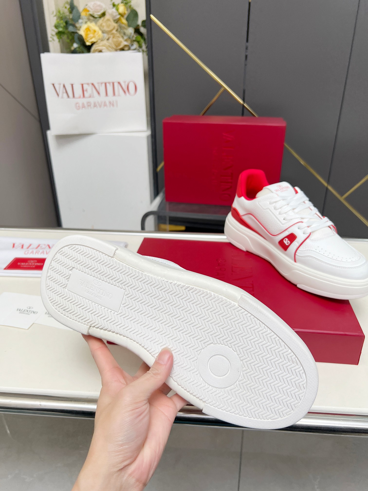 𝑽𝒂𝒍𝒆𝒏𝒕𝒊𝒏𝒐华伦天奴  𝑶𝒏𝒆𝑺𝒕𝒖𝒅 情侣款运动鞋系列

Valentino 2025最新款情侣运动鞋 明星同款 火爆发售. 原版ZP入购拆解. 反复打版调改. 力要1:1原版还原！顶级奢华力作  柔软舒适  时尚休闲结合一体  带来卓越优雅的质感 与极佳的上脚舒适感 
顶级代购版本鞋面：进口小牛皮面/原版油边工艺 
内里：水染牛皮内里
大底：原版开发𝐓𝐏𝐔双色组合大底 
包装：原版配置全套包装
码数：34-44