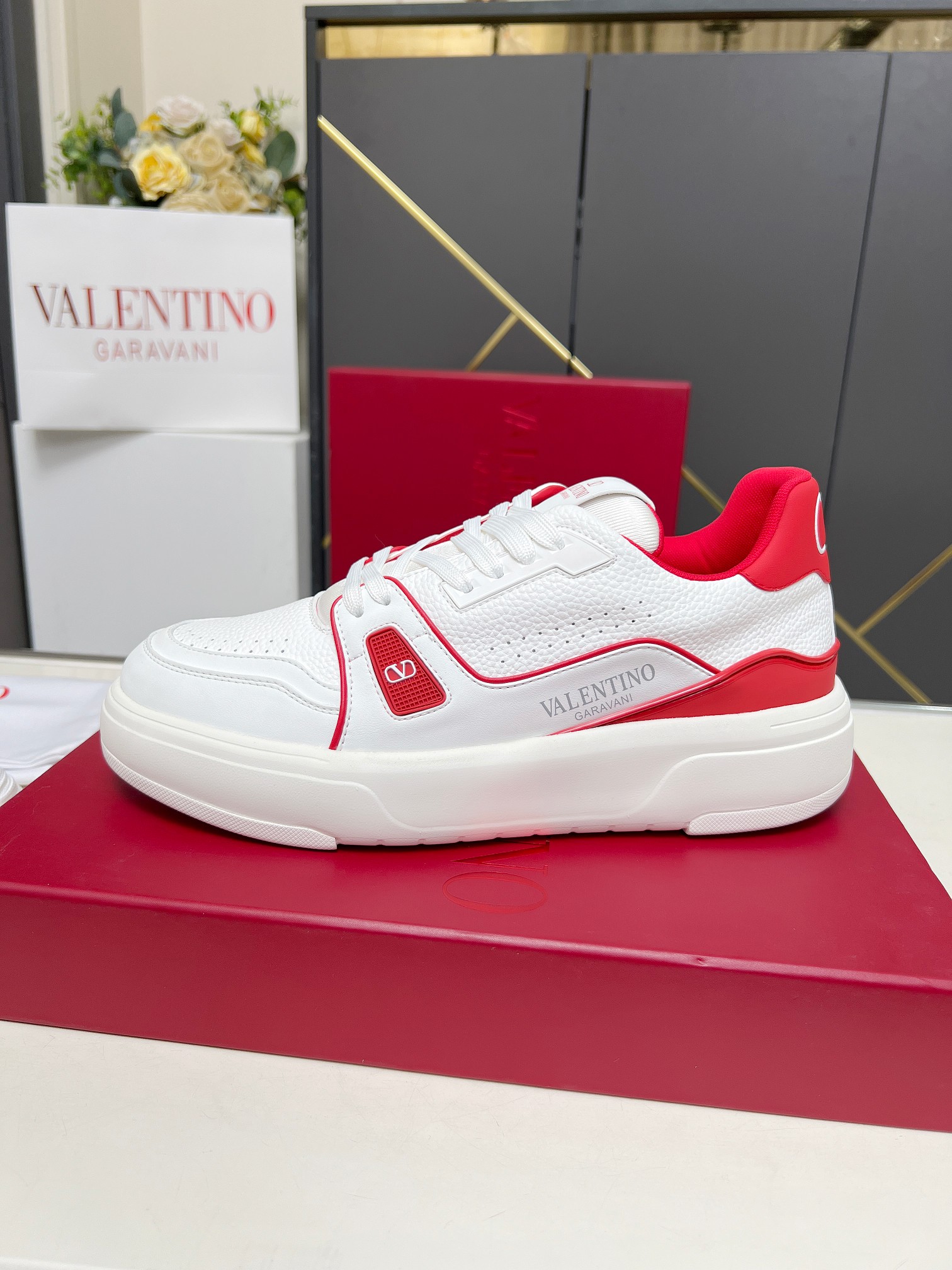 𝑽𝒂𝒍𝒆𝒏𝒕𝒊𝒏𝒐华伦天奴  𝑶𝒏𝒆𝑺𝒕𝒖𝒅 情侣款运动鞋系列

Valentino 2025最新款情侣运动鞋 明星同款 火爆发售. 原版ZP入购拆解. 反复打版调改. 力要1:1原版还原！顶级奢华力作  柔软舒适  时尚休闲结合一体  带来卓越优雅的质感 与极佳的上脚舒适感 
顶级代购版本鞋面：进口小牛皮面/原版油边工艺 
内里：水染牛皮内里
大底：原版开发𝐓𝐏𝐔双色组合大底 
包装：原版配置全套包装
码数：34-44