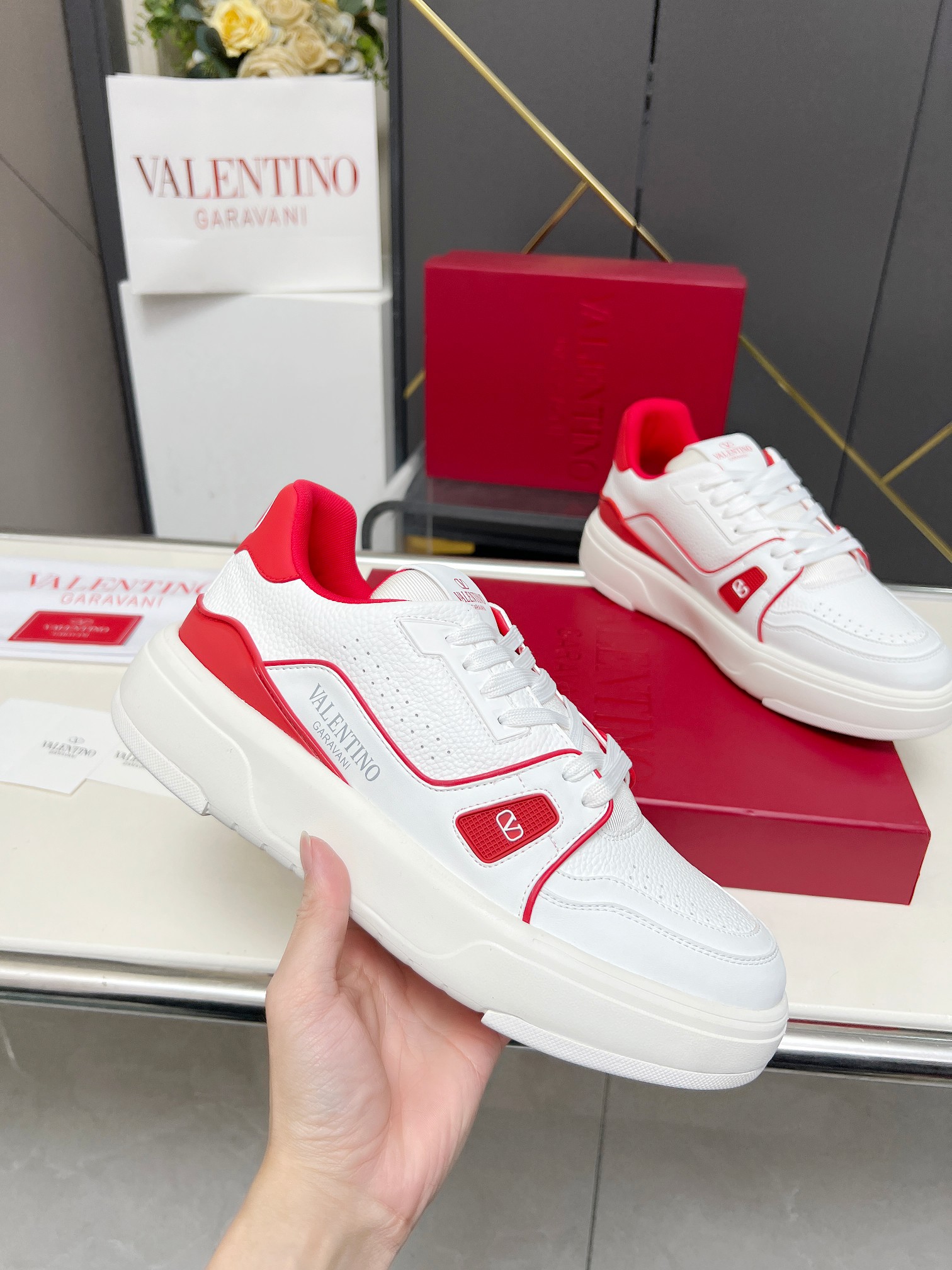 𝑽𝒂𝒍𝒆𝒏𝒕𝒊𝒏𝒐华伦天奴  𝑶𝒏𝒆𝑺𝒕𝒖𝒅 情侣款运动鞋系列

Valentino 2025最新款情侣运动鞋 明星同款 火爆发售. 原版ZP入购拆解. 反复打版调改. 力要1:1原版还原！顶级奢华力作  柔软舒适  时尚休闲结合一体  带来卓越优雅的质感 与极佳的上脚舒适感 
顶级代购版本鞋面：进口小牛皮面/原版油边工艺 
内里：水染牛皮内里
大底：原版开发𝐓𝐏𝐔双色组合大底 
包装：原版配置全套包装
码数：34-44