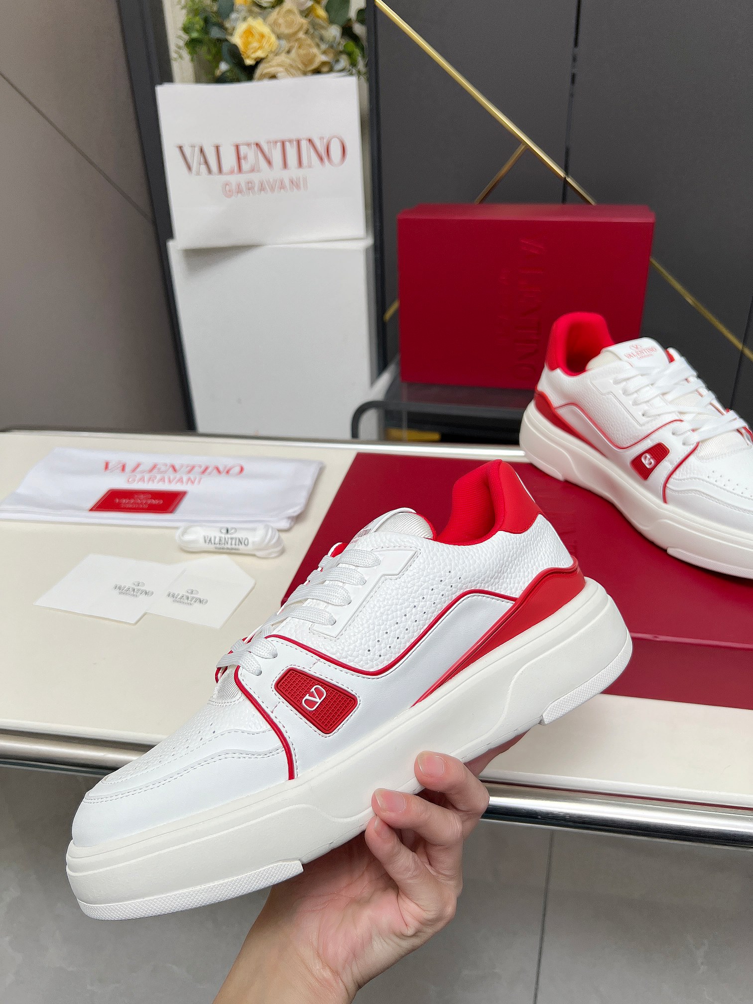 𝑽𝒂𝒍𝒆𝒏𝒕𝒊𝒏𝒐华伦天奴  𝑶𝒏𝒆𝑺𝒕𝒖𝒅 情侣款运动鞋系列

Valentino 2025最新款情侣运动鞋 明星同款 火爆发售. 原版ZP入购拆解. 反复打版调改. 力要1:1原版还原！顶级奢华力作  柔软舒适  时尚休闲结合一体  带来卓越优雅的质感 与极佳的上脚舒适感 
顶级代购版本鞋面：进口小牛皮面/原版油边工艺 
内里：水染牛皮内里
大底：原版开发𝐓𝐏𝐔双色组合大底 
包装：原版配置全套包装
码数：34-44