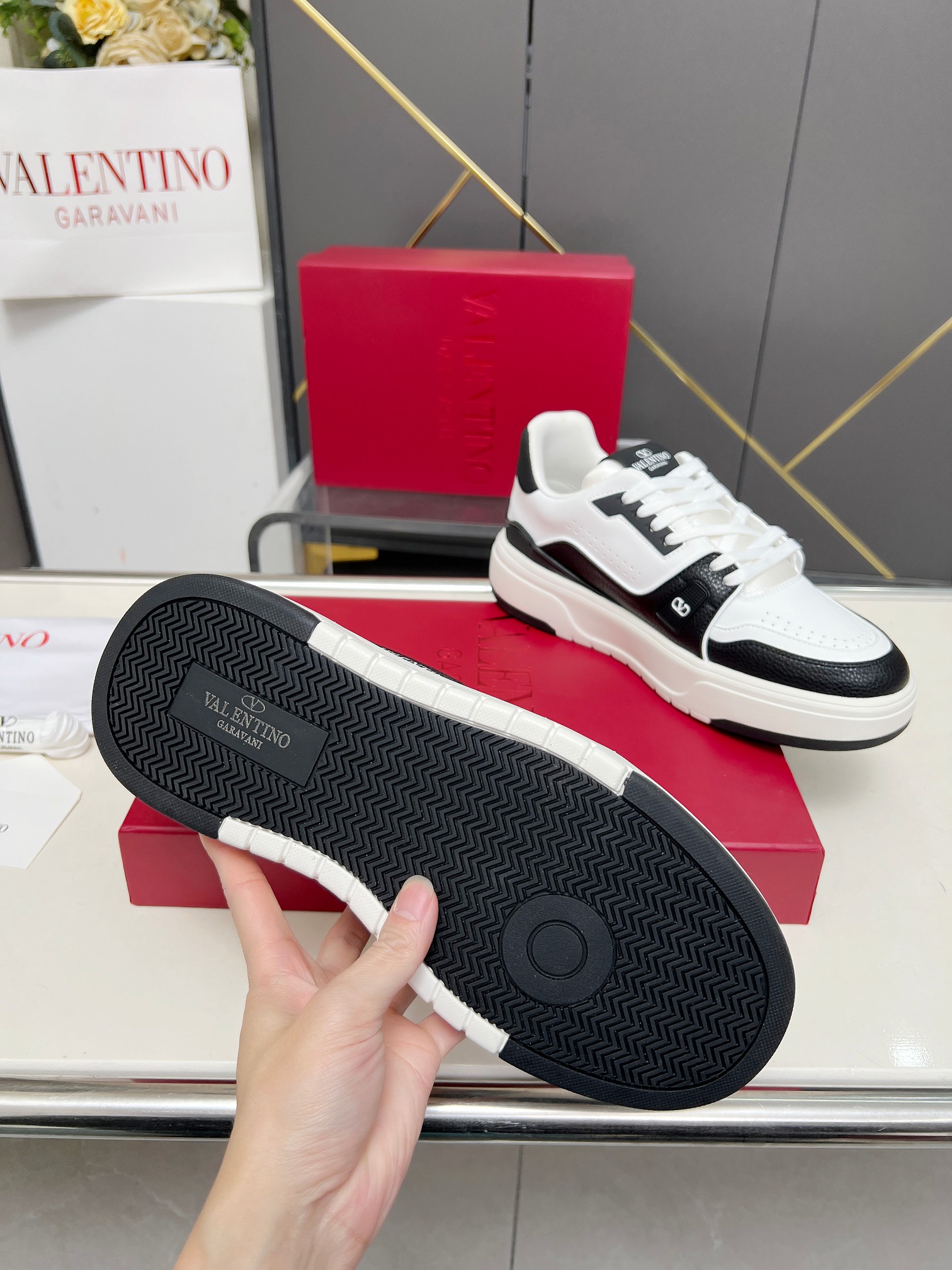 𝑽𝒂𝒍𝒆𝒏𝒕𝒊𝒏𝒐华伦天奴  𝑶𝒏𝒆𝑺𝒕𝒖𝒅 情侣款运动鞋系列

Valentino 2025最新款情侣运动鞋 明星同款 火爆发售. 原版ZP入购拆解. 反复打版调改. 力要1:1原版还原！顶级奢华力作  柔软舒适  时尚休闲结合一体  带来卓越优雅的质感 与极佳的上脚舒适感 
顶级代购版本鞋面：进口小牛皮面/原版油边工艺 
内里：水染牛皮内里
大底：原版开发𝐓𝐏𝐔双色组合大底 
包装：原版配置全套包装
码数：34-44