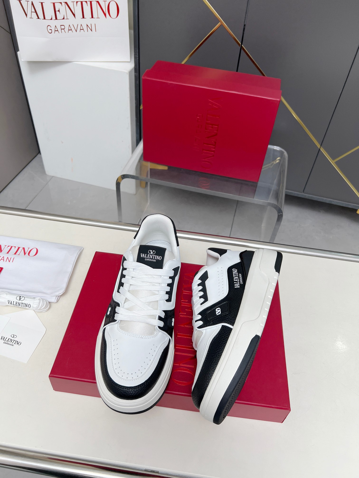 𝑽𝒂𝒍𝒆𝒏𝒕𝒊𝒏𝒐华伦天奴  𝑶𝒏𝒆𝑺𝒕𝒖𝒅 情侣款运动鞋系列

Valentino 2025最新款情侣运动鞋 明星同款 火爆发售. 原版ZP入购拆解. 反复打版调改. 力要1:1原版还原！顶级奢华力作  柔软舒适  时尚休闲结合一体  带来卓越优雅的质感 与极佳的上脚舒适感 
顶级代购版本鞋面：进口小牛皮面/原版油边工艺 
内里：水染牛皮内里
大底：原版开发𝐓𝐏𝐔双色组合大底 
包装：原版配置全套包装
码数：34-44