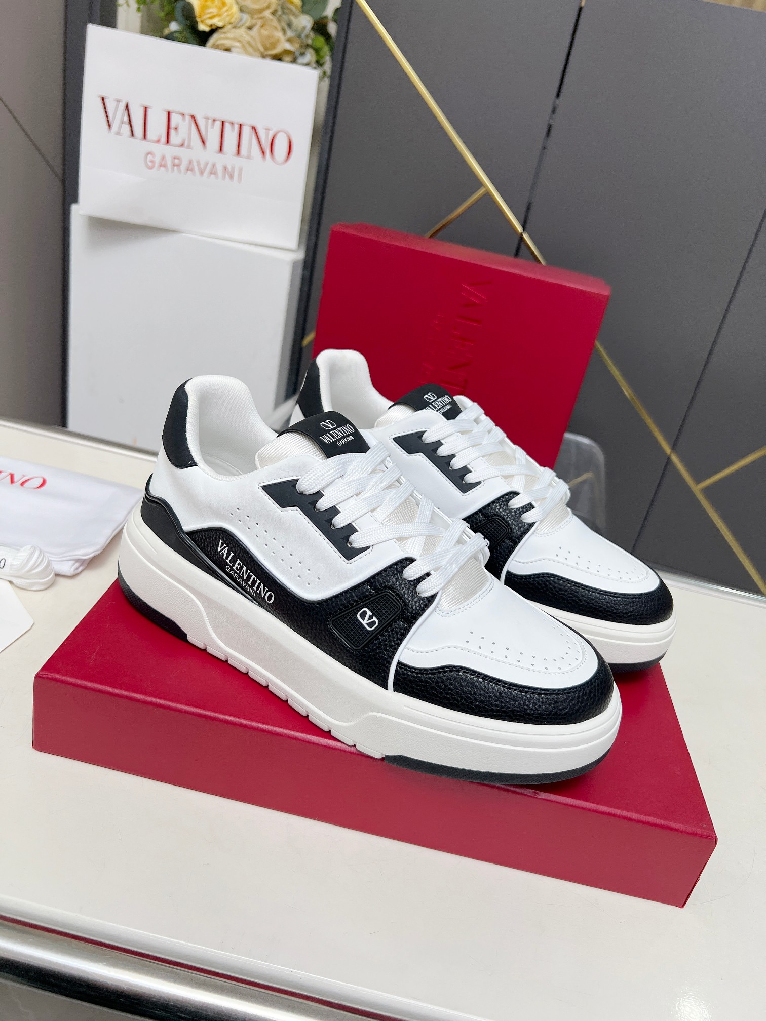 𝑽𝒂𝒍𝒆𝒏𝒕𝒊𝒏𝒐华伦天奴  𝑶𝒏𝒆𝑺𝒕𝒖𝒅 情侣款运动鞋系列

Valentino 2025最新款情侣运动鞋 明星同款 火爆发售. 原版ZP入购拆解. 反复打版调改. 力要1:1原版还原！顶级奢华力作  柔软舒适  时尚休闲结合一体  带来卓越优雅的质感 与极佳的上脚舒适感 
顶级代购版本鞋面：进口小牛皮面/原版油边工艺 
内里：水染牛皮内里
大底：原版开发𝐓𝐏𝐔双色组合大底 
包装：原版配置全套包装
码数：34-44