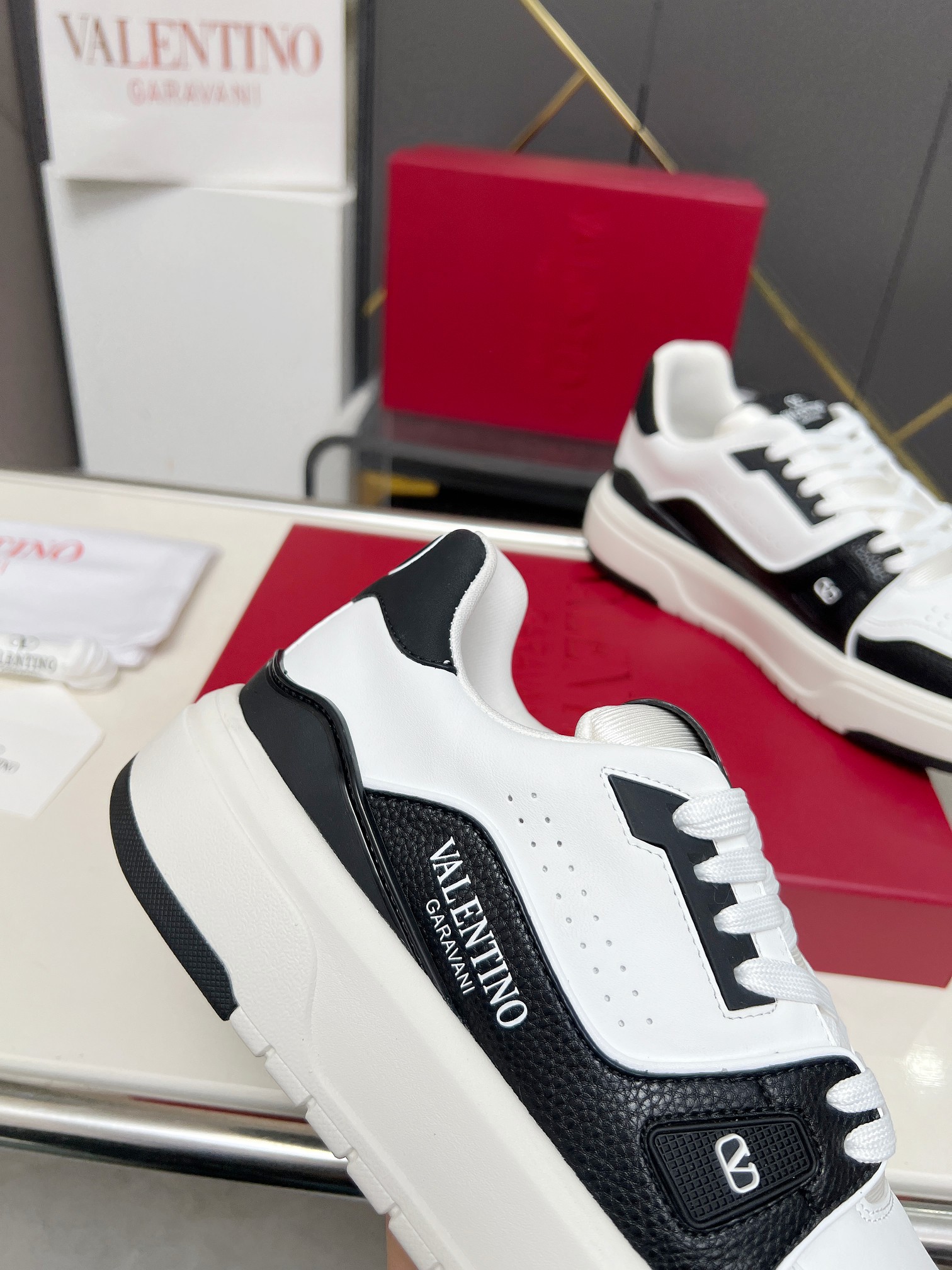 𝑽𝒂𝒍𝒆𝒏𝒕𝒊𝒏𝒐华伦天奴  𝑶𝒏𝒆𝑺𝒕𝒖𝒅 情侣款运动鞋系列

Valentino 2025最新款情侣运动鞋 明星同款 火爆发售. 原版ZP入购拆解. 反复打版调改. 力要1:1原版还原！顶级奢华力作  柔软舒适  时尚休闲结合一体  带来卓越优雅的质感 与极佳的上脚舒适感 
顶级代购版本鞋面：进口小牛皮面/原版油边工艺 
内里：水染牛皮内里
大底：原版开发𝐓𝐏𝐔双色组合大底 
包装：原版配置全套包装
码数：34-44
