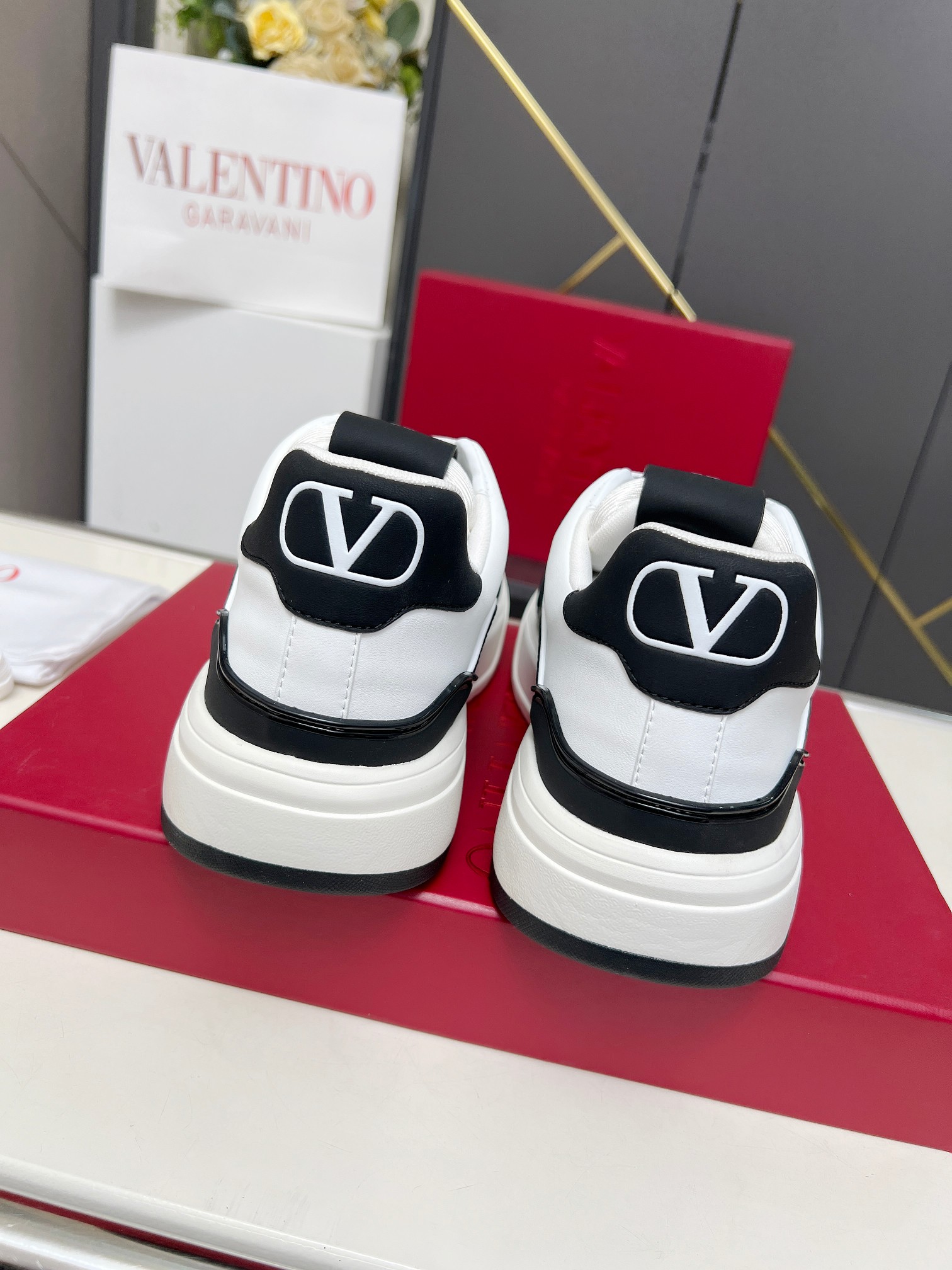 𝑽𝒂𝒍𝒆𝒏𝒕𝒊𝒏𝒐华伦天奴  𝑶𝒏𝒆𝑺𝒕𝒖𝒅 情侣款运动鞋系列

Valentino 2025最新款情侣运动鞋 明星同款 火爆发售. 原版ZP入购拆解. 反复打版调改. 力要1:1原版还原！顶级奢华力作  柔软舒适  时尚休闲结合一体  带来卓越优雅的质感 与极佳的上脚舒适感 
顶级代购版本鞋面：进口小牛皮面/原版油边工艺 
内里：水染牛皮内里
大底：原版开发𝐓𝐏𝐔双色组合大底 
包装：原版配置全套包装
码数：34-44