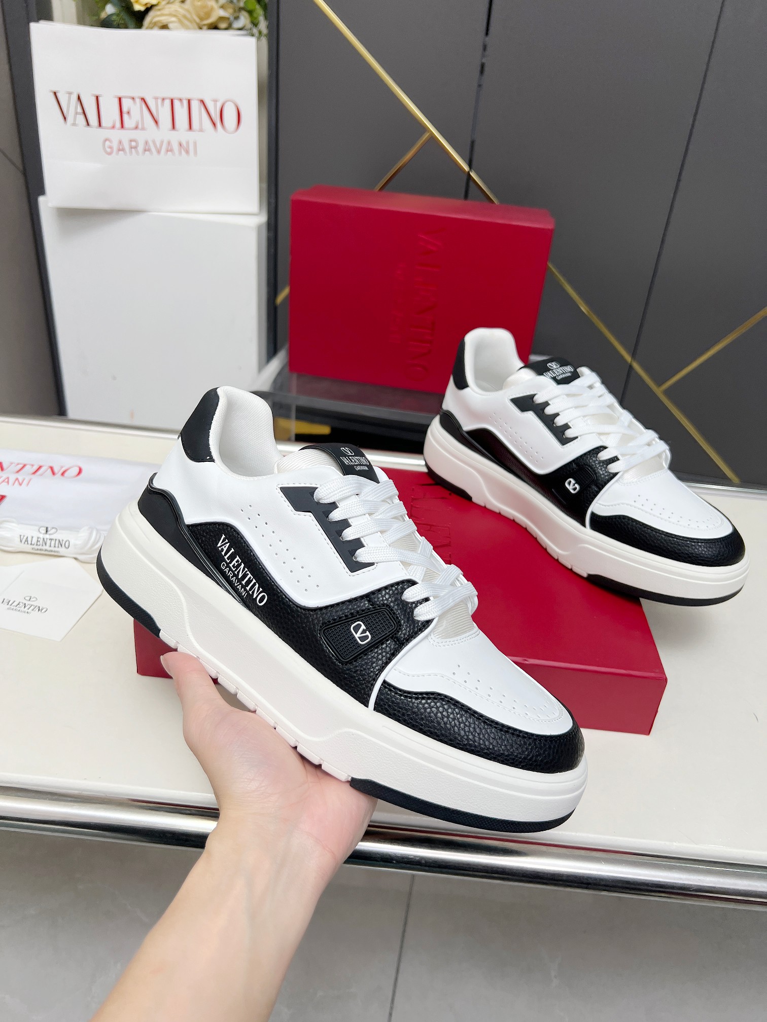 𝑽𝒂𝒍𝒆𝒏𝒕𝒊𝒏𝒐华伦天奴  𝑶𝒏𝒆𝑺𝒕𝒖𝒅 情侣款运动鞋系列

Valentino 2025最新款情侣运动鞋 明星同款 火爆发售. 原版ZP入购拆解. 反复打版调改. 力要1:1原版还原！顶级奢华力作  柔软舒适  时尚休闲结合一体  带来卓越优雅的质感 与极佳的上脚舒适感 
顶级代购版本鞋面：进口小牛皮面/原版油边工艺 
内里：水染牛皮内里
大底：原版开发𝐓𝐏𝐔双色组合大底 
包装：原版配置全套包装
码数：34-44
