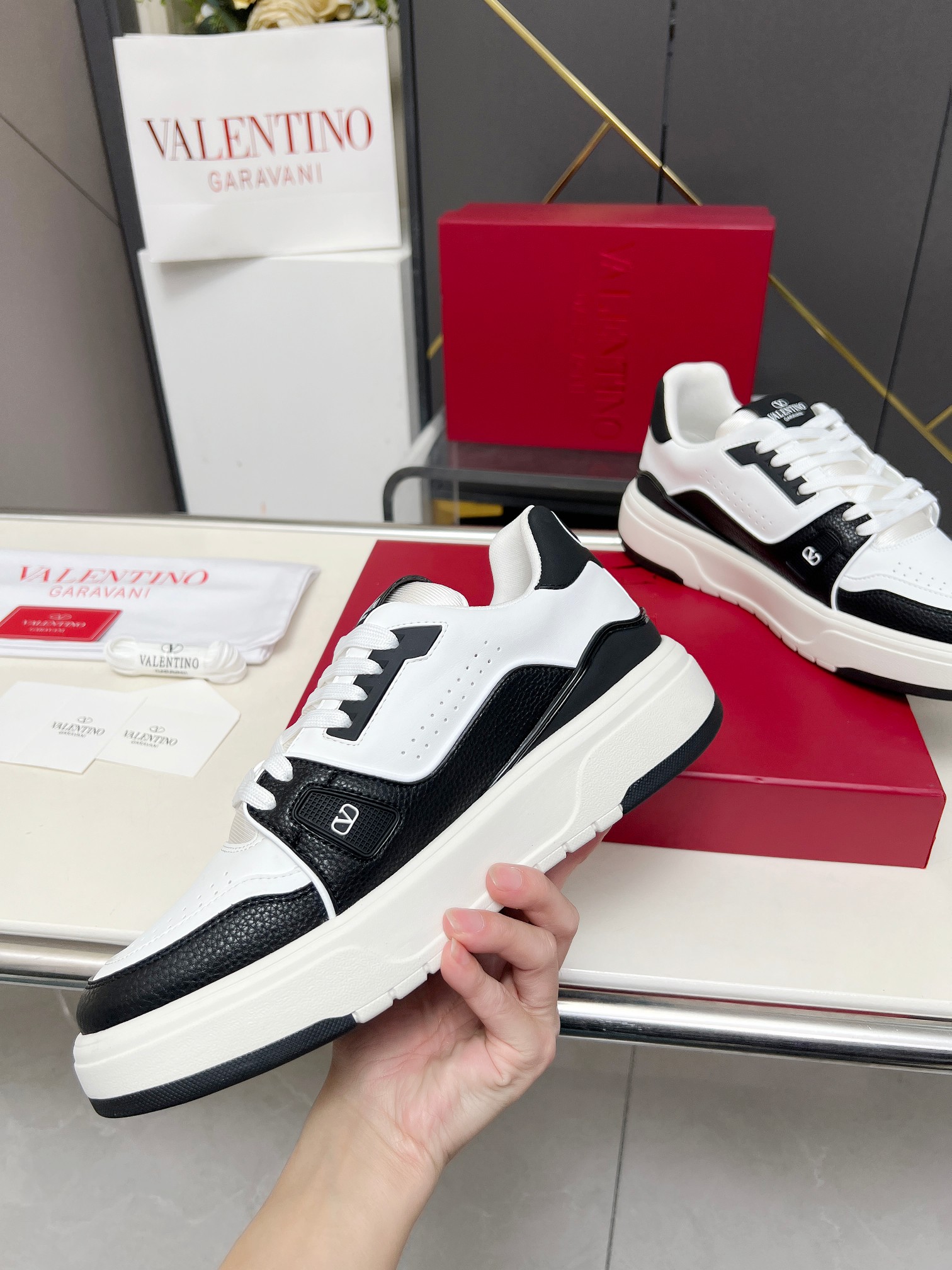 𝑽𝒂𝒍𝒆𝒏𝒕𝒊𝒏𝒐华伦天奴  𝑶𝒏𝒆𝑺𝒕𝒖𝒅 情侣款运动鞋系列

Valentino 2025最新款情侣运动鞋 明星同款 火爆发售. 原版ZP入购拆解. 反复打版调改. 力要1:1原版还原！顶级奢华力作  柔软舒适  时尚休闲结合一体  带来卓越优雅的质感 与极佳的上脚舒适感 
顶级代购版本鞋面：进口小牛皮面/原版油边工艺 
内里：水染牛皮内里
大底：原版开发𝐓𝐏𝐔双色组合大底 
包装：原版配置全套包装
码数：34-44