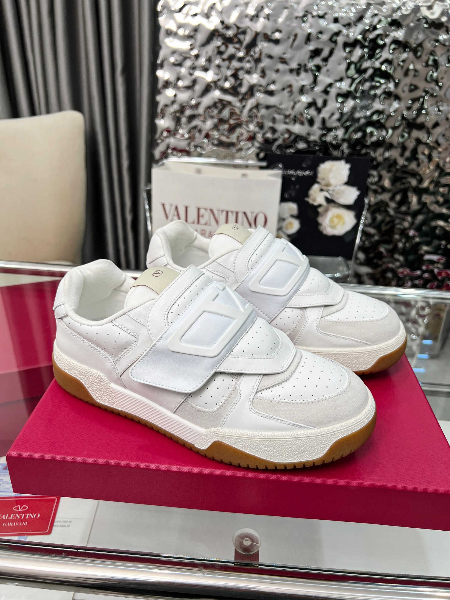 NO:558215,Real price VLTN Valentino couple's sneakers series Valentino 2025 new couple's sneakers are on sale. Original ZP purchase and dismantling. Repeated pattern making and modification. 11 restoration!  Top luxury masterpiece Velcro design Soft and comfortable imported calfskin brings excellent elegant texture and excellent on-foot comfort Top purchasing version upper imported calfskin surface/original oil edge craftsmanship Water-dyed sheepskin lining inside Outsole original development two-color combination outsole packaging original configuration complete packaging Code number 35-46,,valentino,valentino,sneakers,cowhide,sheepskin19860909实价 VLTN华伦 情侣款运动鞋系列 Valentino 2025新款情侣运动鞋 火爆发售. 原版ZP入购拆解. 反复打版调改. 11还原！顶级奢华力作 魔术贴设计 柔软舒适的进口小牛皮 带来卓越优雅的质感 与极佳的上脚舒适感 顶级代购版本鞋面进口小牛皮面/原版油边工艺 内里水染羊皮内里 大底原版开发双色组合大底包装原版配置全套包装 码数35-46,,valentino,valentino,sneakers,cowhide,sheepskin,Men's shoes