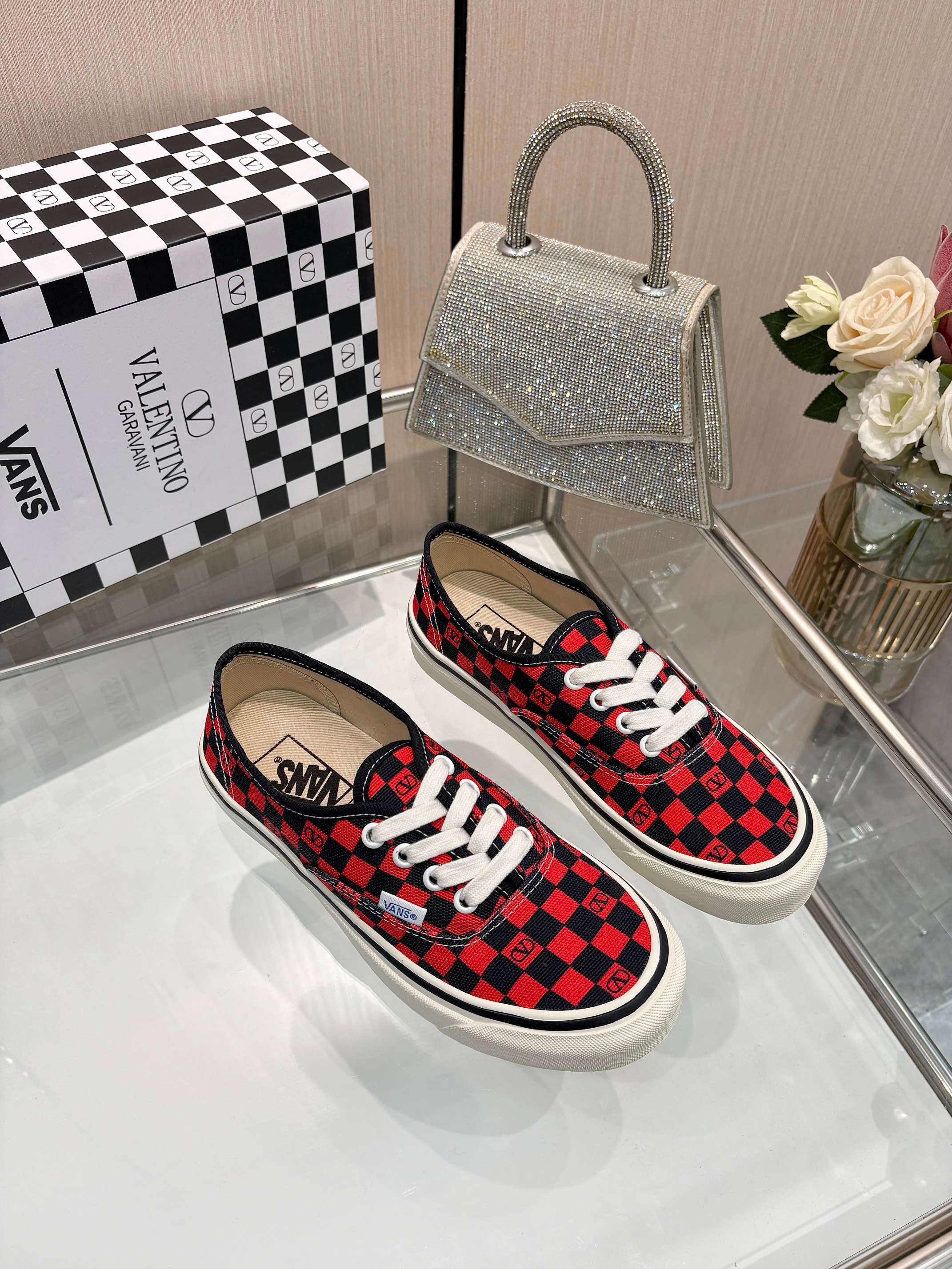 NO:574559,ValentinoWans and Valentino join hands with Vans to release new joint sneakers, integrating Valentino’s Italian high-definition aesthetics and Vans’s free and authentic spirit, giving classic shoes a personality that spans the ages. Super stars - Jolin Tsai, Yang Zi, Liu Wen, Ma Boquan, Cui Xiubin.freen. Song Zuer. Lin JJ.zel. Cecilia Cheung. Shark. Xin Yunlai... the same style.  Sizes for women are 35-42 (41.42 is custom-made and non-refundable) Men’s models are 39-46 (45.46 is custom-made and is non-refundable), valentino, valentino, sneakers19860909ValentinoWans联名华伦天奴携手 Vans 发布全新联名运动鞋 融合 Valentino 意式高定美学与 Vans 自由本真精神 赋予经典鞋履跨越时代的个性张力 超多明星——蔡依林.杨紫.刘雯.马柏全.崔秀彬.freen.宋祖儿.林俊杰.zel.张柏芝.shark.辛云来……同款 码数女款35-42（41.42定做不退换） 男款39-46（45.46定做不退换）,,valentino,valentino,sneakers,Men's shoes