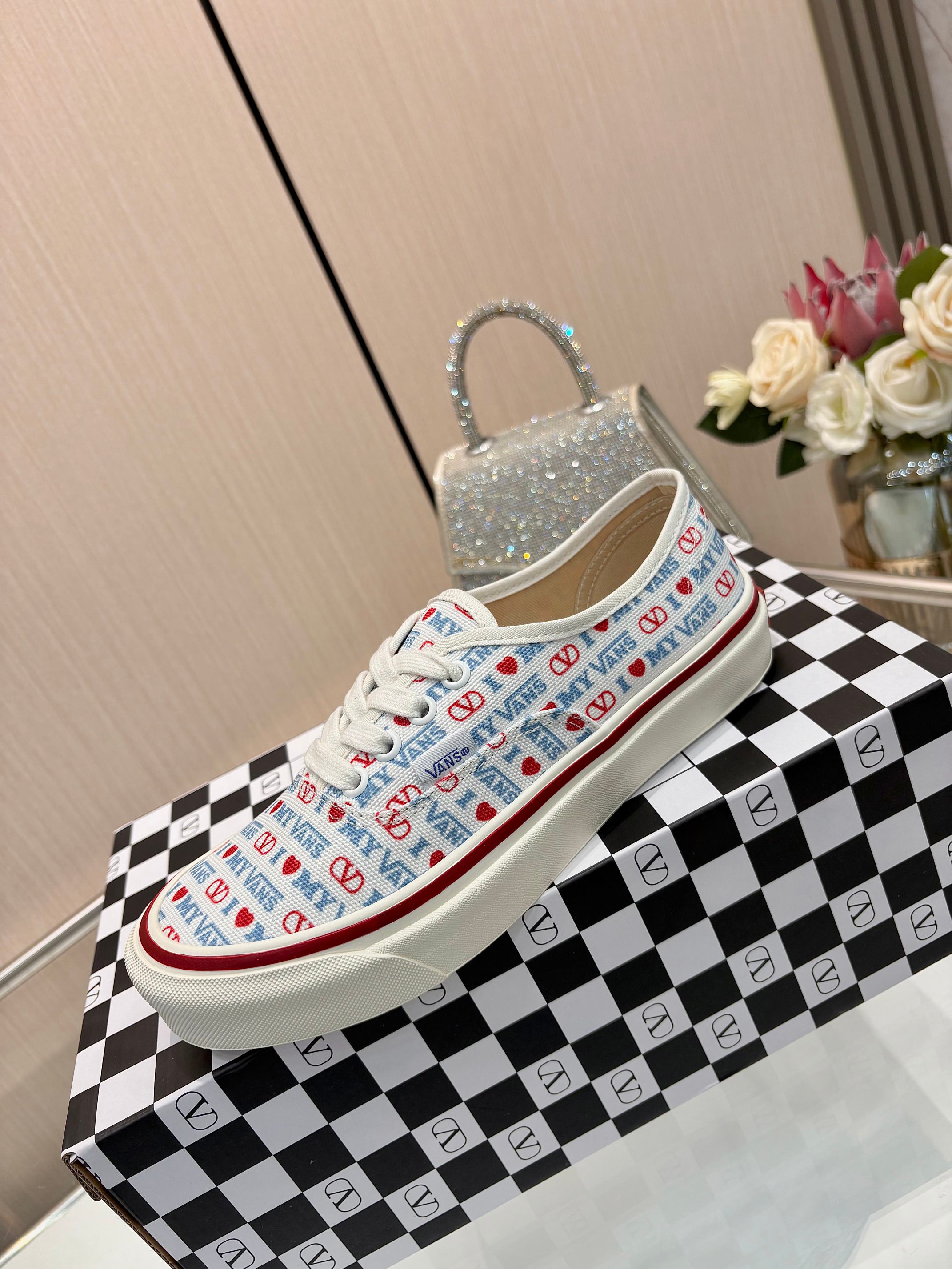NO:616935,ValentinoWans and Valentino join hands with Vans to release new joint sneakers, integrating Valentino’s Italian high-definition aesthetics and Vans’s free and authentic spirit, giving classic shoes a personality that spans the ages. Super stars - Jolin Tsai, Yang Zi, Liu Wen, Ma Boquan, Cui Xiubin.freen. Song Zuer. Lin JJ.zel. Cecilia Cheung. Shark. Xin Yunlai... the same style.  Sizes for women are 35-42 (41.42 is custom-made and non-returnable) Men’s models are 39-46 (45.46 is custom-made and is non-refundable), casual shoes/sports shoes, valentino, valentino, sneakers19860909ValentinoWans联名华伦天奴携手 Vans 发布全新联名运动鞋 融合 Valentino 意式高定美学与 Vans 自由本真精神 赋予经典鞋履跨越时代的个性张力 超多明星——蔡依林.杨紫.刘雯.马柏全.崔秀彬.freen.宋祖儿.林俊杰.zel.张柏芝.shark.辛云来……同款 码数女款35-42（41.42定做不退换） 男款39-46（45.46定做不退换）,休闲鞋/运动鞋,valentino,valentino,sneakers,Women's Shoes