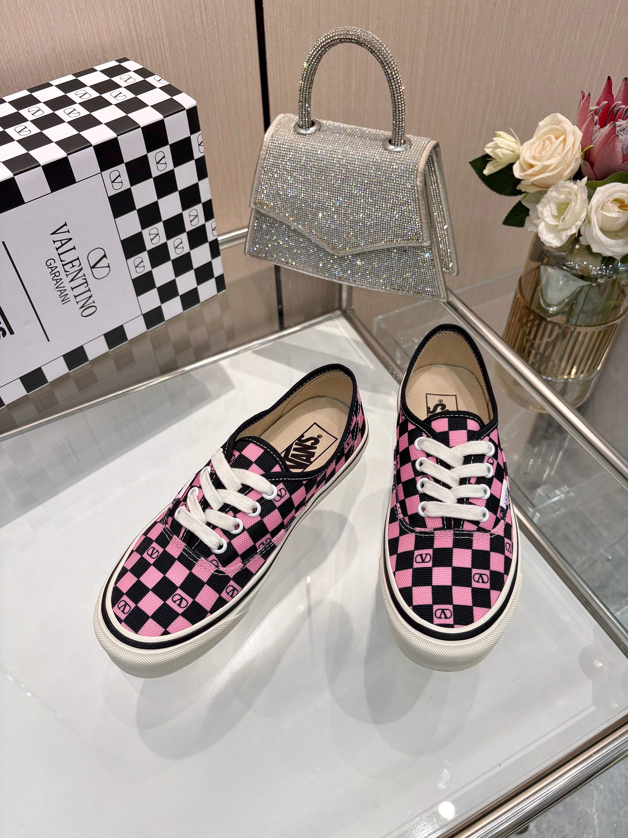 NO:616941,ValentinoWans and Valentino join hands with Vans to release new joint sneakers, integrating Valentino’s Italian high-definition aesthetics and Vans’s free and authentic spirit, giving classic shoes a personality that spans the ages. Super stars - Jolin Tsai, Yang Zi, Liu Wen, Ma Boquan, Cui Xiubin.freen. Song Zuer. Lin JJ.zel. Cecilia Cheung. Shark. Xin Yunlai... the same style.  Sizes for women are 35-42 (41.42 is custom-made and non-returnable) Men’s models are 39-46 (45.46 is custom-made and is non-refundable), casual shoes/sports shoes, valentino, valentino, sneakers19860909ValentinoWans联名华伦天奴携手 Vans 发布全新联名运动鞋 融合 Valentino 意式高定美学与 Vans 自由本真精神 赋予经典鞋履跨越时代的个性张力 超多明星——蔡依林.杨紫.刘雯.马柏全.崔秀彬.freen.宋祖儿.林俊杰.zel.张柏芝.shark.辛云来……同款 码数女款35-42（41.42定做不退换） 男款39-46（45.46定做不退换）,休闲鞋/运动鞋,valentino,valentino,sneakers,Women's Shoes
