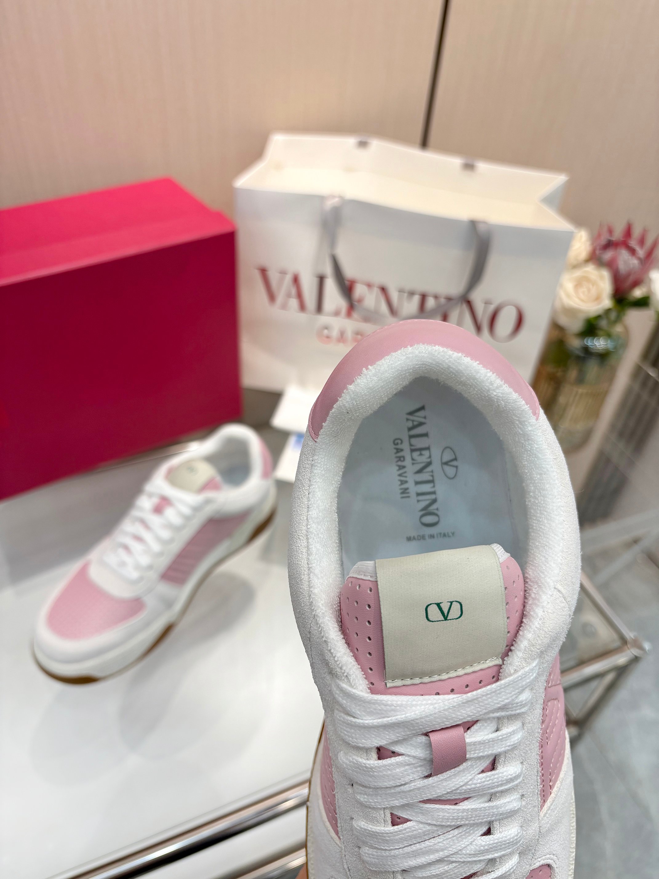 NO:575038,No profit at real price!  Valentino Joie de Jouer series Thick soles Bread shoes Couple style Casual sports shoes White shoes Original purchase and development Made by Joie de Jouer series The style is simple but elegant. Pure white base with fresh green and soft beige, unique Velcro design highlights personality. Every detail tells the fashion and quality, wear it, take a confident step and start the trend journey. Exquisite packaging at the delivery counter Size: Women's 35-40 /  Men's 39-45,,valentino,valentino,sneakers19860909实价不让利！Valentino华伦天奴 Joie de Jouer系列 厚底 面包鞋 情侣款 休闲 运动鞋 小白鞋 原版购入开发 做货 Joie de Jouer系列 风格简约而不失格调.纯净白色基底搭配清新绿与柔和米色,独特的魔术贴设计彰显个性.每一处细节都诉说着时尚与品质,穿上它,踏出自信步伐,开启潮流之旅 配送专柜精美包装 Size: 女款35-40 / 男款39-45,,valentino,valentino,sneakers,Men's shoes