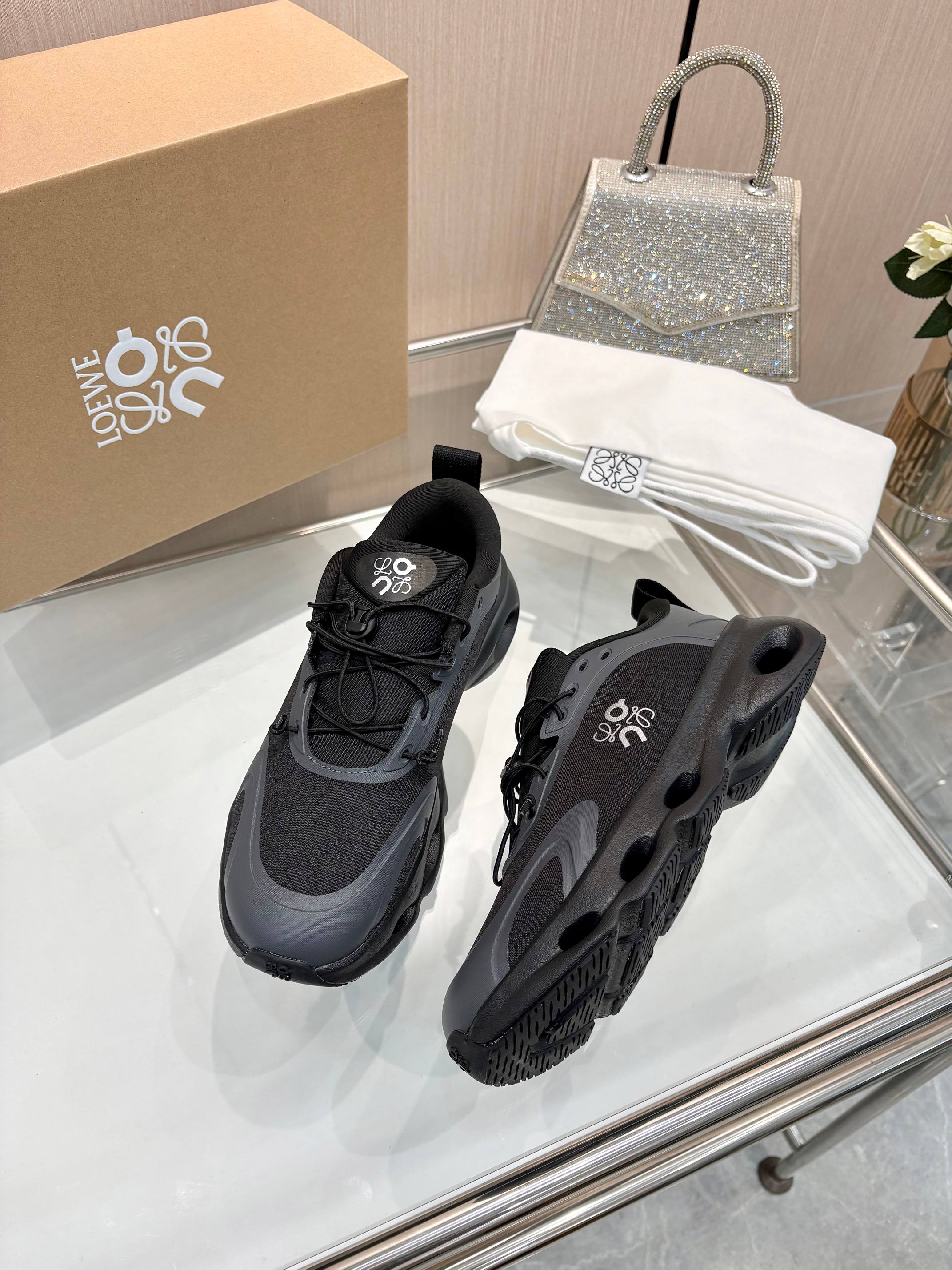 NO:616947,The heat is coming!  The Loewe  That’s it! The much-anticipated collaboration between Loewe and Angpa is here again. Every time it’s out of stock in seconds. The inventory this time is also very small. It’s like stepping on cotton. It’s light and comfortable. Athletes and fashionistas, close your eyes and enter ——— Directly from the factory. Size 36-45 (38, 46 for men, 41 for women, custom-made and non-refundable), casual shoes/sports shoes, loewe, loewe, sneakers19860909火爆来袭！ Loewe x On 昂跑Cloudsolo 罗意威 联名 轻量运动休闲鞋 情侣款 跑鞋 众多明星同款 时尚界的一款联名爆款爆动时尚圈杨幂同款 脚感很舒服 鞋底柔软且包裹性好 上脚显腿长 不用系鞋带很方便 不管休闲还是运动都很百搭 但真的是最好看最显质感的颜色 原版开发 专柜零距离 轻巧舒适性强 穿上不舍得脱 就是这样嗨 万众期待的罗意威和昂跑联名 它又来了 每次都是秒断货 这次的库存也非常少哦 上脚像踩在棉花上一样 又轻 又舒适 运动健儿们 时髦精们 闭眼入 ——— 工厂直批 码数36-45（38,46男款,41女款定做不退换）,休闲鞋/运动鞋,loewe,loewe,sneakers,Women's Shoes