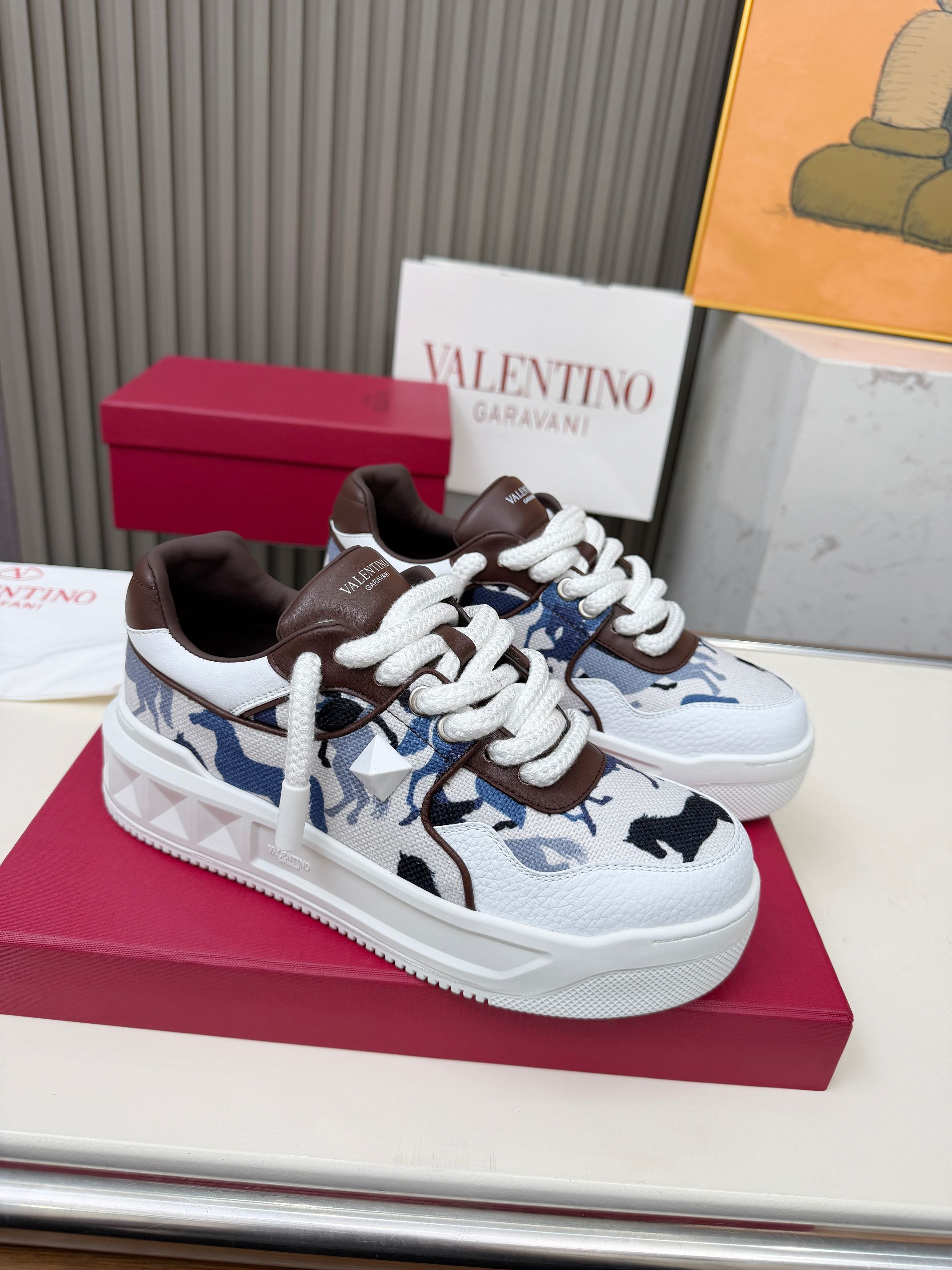 NO:831348,No profit at real price!  2026 new Valentino Valentino Year of the Horse limited edition thick shoelaces couple style casual shoes, Zhang Yixing, Guan Xiaotong and many other stars wear the same style with a different casualness and fashion. The upper is fully oiled. The fabric is customized with cowhide + Year of the Horse woven patterns, exclusive molded TPU outsole, full package code number 35-45,,valentino,valentino,cowhide19860909实价不让利！2026年新款Valentino华伦天奴马年 限定款 粗鞋带 情侣款 休闲鞋 ,张艺兴 关晓彤等众多明星同款 穿出了不一样的随性和时髦 鞋面全油边 面料定制牛皮+马年织布图案, 独家开模TPU大底 全套包装 码数35—45,,valentino,valentino,cowhide,Men's shoes