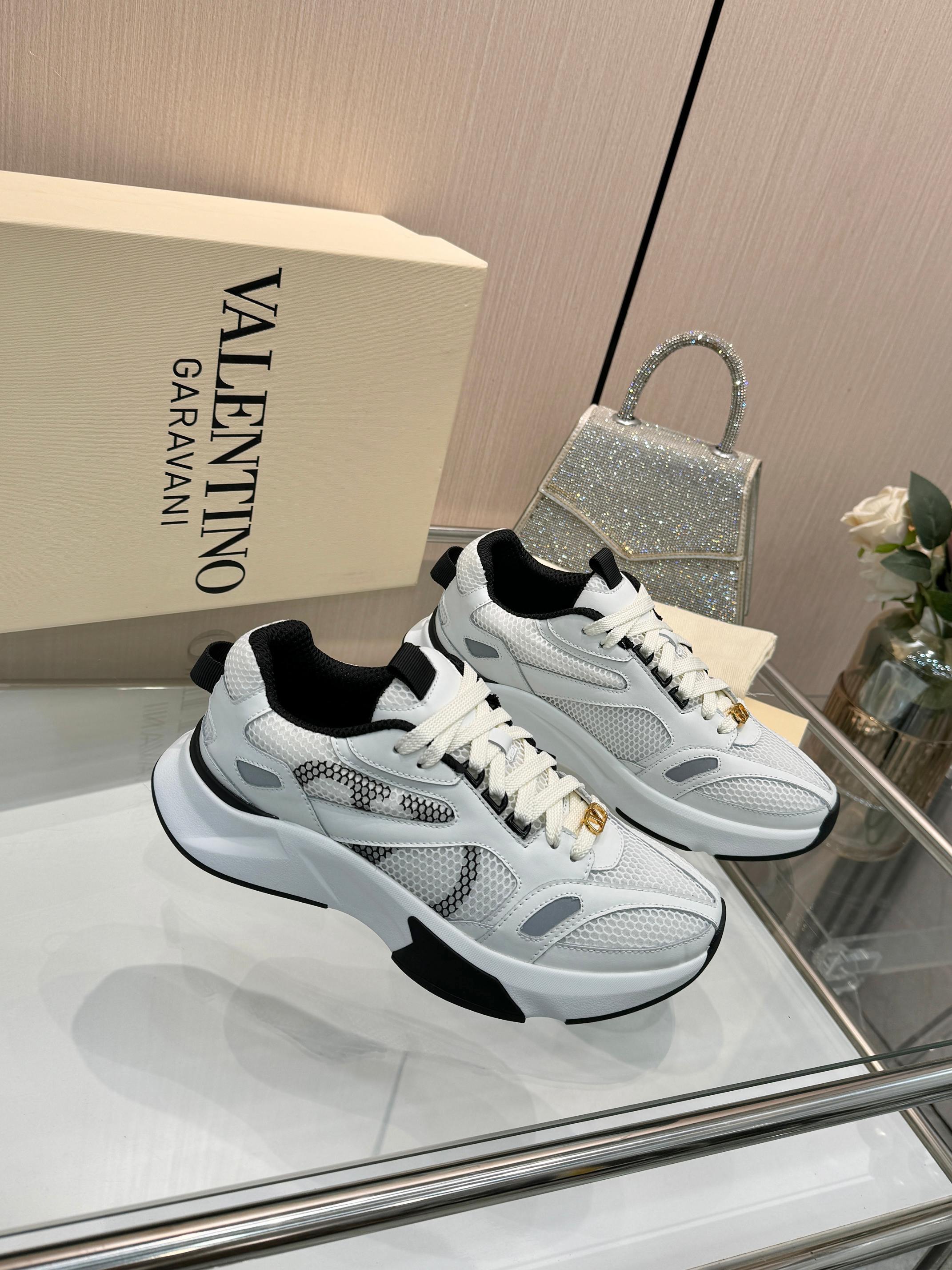 NO:870923,Wu Ruichen and Ren Hao star in the same Valentino Demivee sneakers, which combine sports and leisure with street aesthetics, combining fashion and comfort. The shoe body is designed with mesh + leather splicing, and is paired with VLOGO SIGNATURE printing on the side. The shoelaces are equipped with detachable golden V-label buttons that echo the shoe body logo, directly taking into account comfort and style, and the sense of elegance is hidden in the details. Outsole: Original 11 molding, full of comfort  Packaging: Original beige full set of noble counter packaging Size: Men 39-45 Directly approved by the factory, casual shoes/sports shoes, valentino, sneakers19860909吴睿琛 任豪明星同款Valentino 全新Demivee运动鞋,融合运动休闲与街头美学,兼具时尚与舒适. 鞋身网面+皮革拼接的设计,再搭配侧面VLOGO SIGNATURE印花,鞋带配有可拆卸金色工艺V标扣子和鞋身logo呼应,直接兼顾了舒适和造型感,贵气感藏在细节里. 大底:原版11开模舒适感满满 包装:原版米黄色全套高贵专柜包装 码数:男39-45 工厂直批,休闲鞋/运动鞋,valentino,sneakers,Women's Shoes