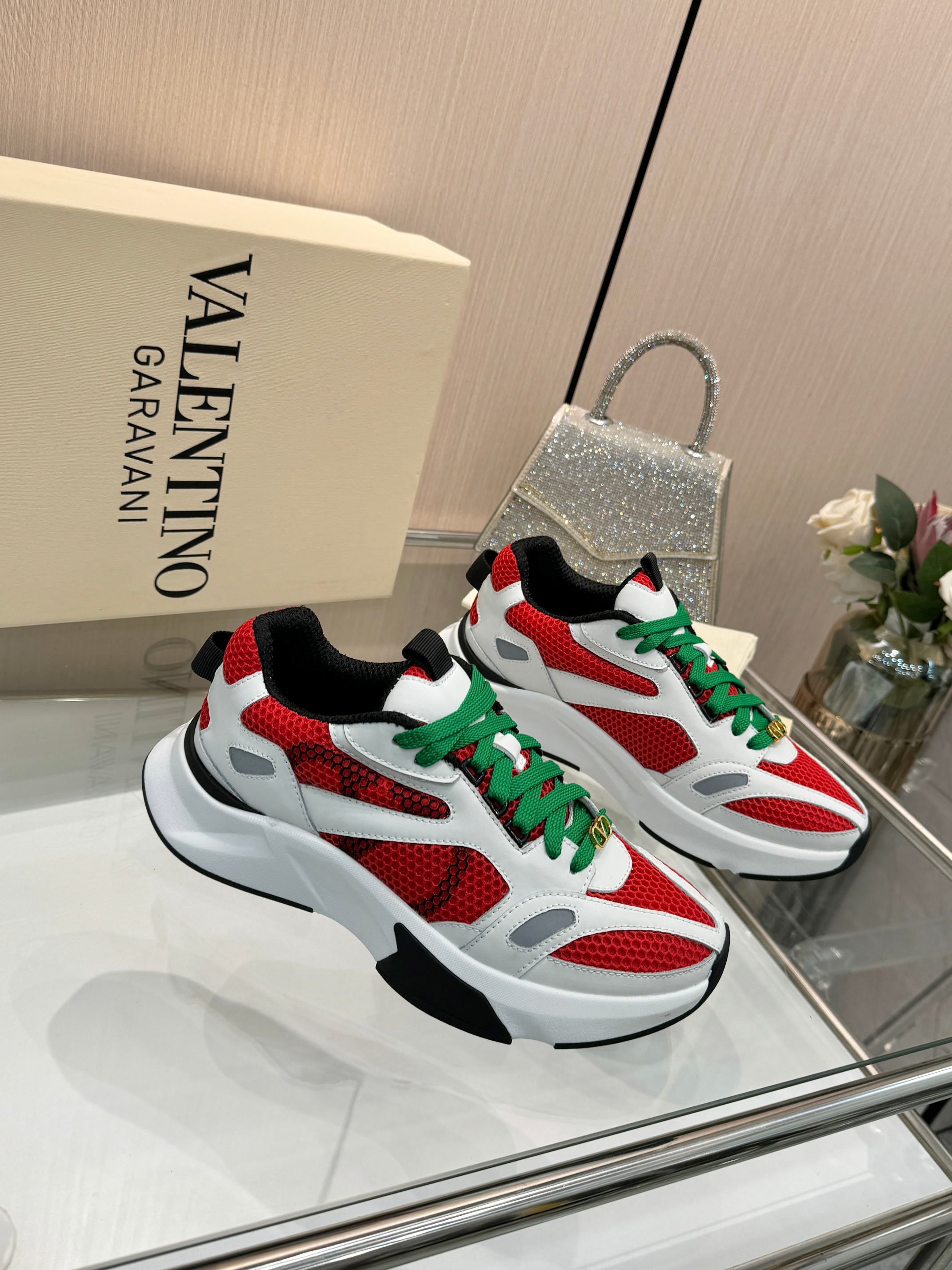 NO:870930,Wu Ruichen and Ren Hao star in the same Valentino Demivee sneakers, which combine sports and leisure with street aesthetics, combining fashion and comfort. The shoe body is designed with mesh + leather splicing, and is paired with VLOGO SIGNATURE printing on the side. The shoelaces are equipped with detachable golden V-label buttons that echo the shoe body logo, directly taking into account comfort and style, and the sense of elegance is hidden in the details. Outsole: Original 11 molding, full of comfort  Packaging: Original beige full set of noble counter packaging Size: Men 39-45 Directly approved by the factory, casual shoes/sports shoes, valentino, sneakers19860909吴睿琛 任豪明星同款Valentino 全新Demivee运动鞋,融合运动休闲与街头美学,兼具时尚与舒适. 鞋身网面+皮革拼接的设计,再搭配侧面VLOGO SIGNATURE印花,鞋带配有可拆卸金色工艺V标扣子和鞋身logo呼应,直接兼顾了舒适和造型感,贵气感藏在细节里. 大底:原版11开模舒适感满满 包装:原版米黄色全套高贵专柜包装 码数:男39-45 工厂直批,休闲鞋/运动鞋,valentino,sneakers,Women's Shoes